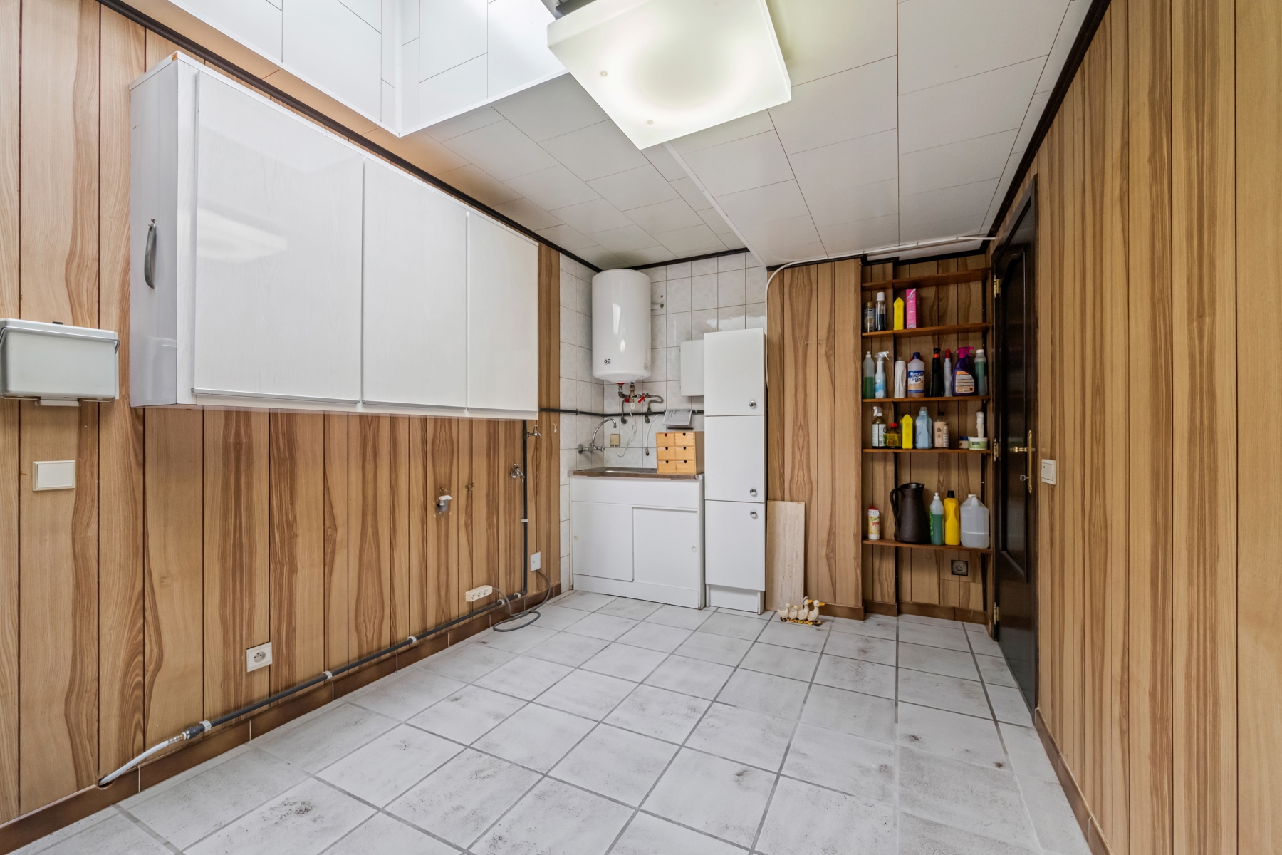 Ruime woning met tuin en bijgebouwen in het rustig Sint-Kruis.