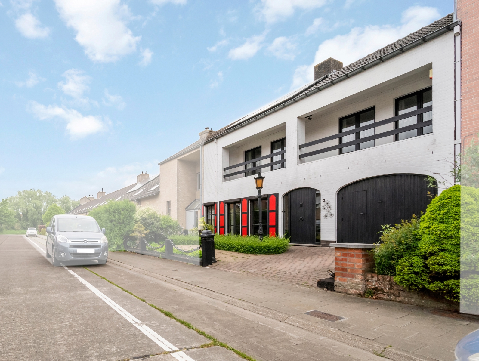 Ruime woning met tuin en bijgebouwen in het rustig Sint-Kruis.