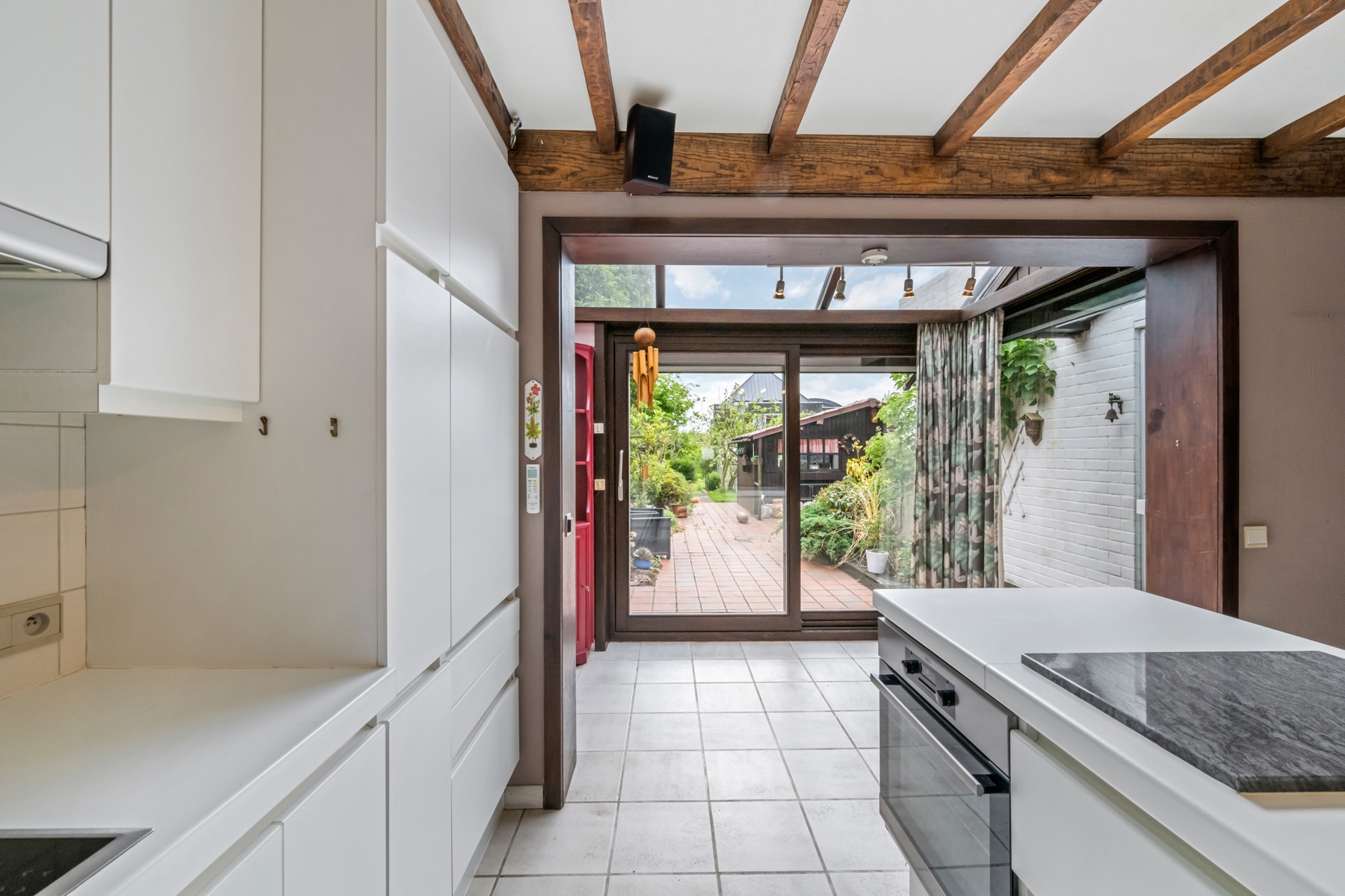 Ruime woning met tuin en bijgebouwen in het rustig Sint-Kruis.