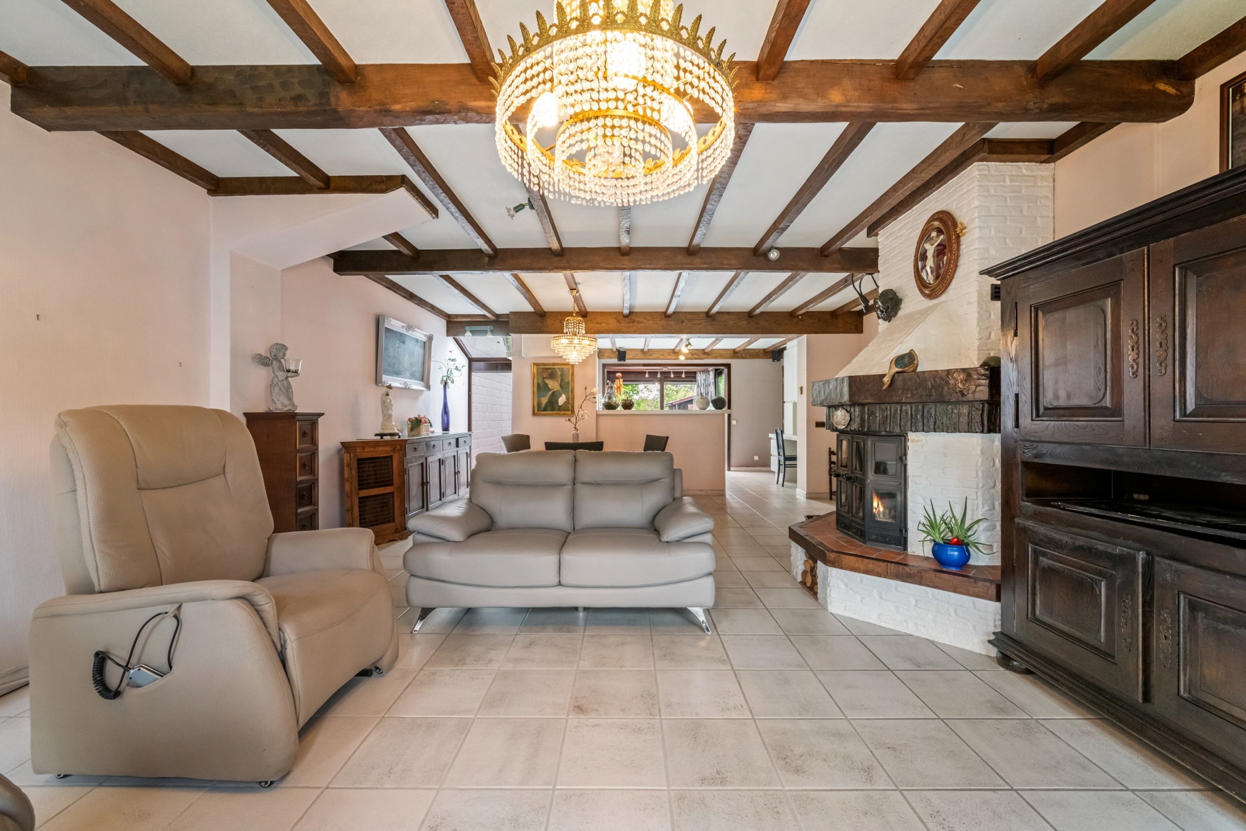 Ruime woning met tuin en bijgebouwen in het rustig Sint-Kruis.