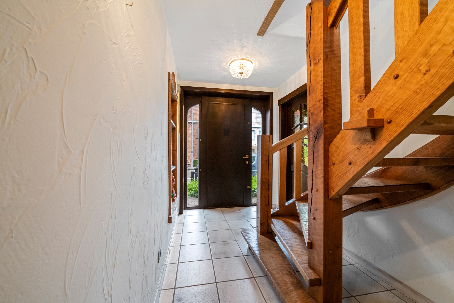 Ruime woning met tuin en bijgebouwen in het rustig Sint-Kruis.