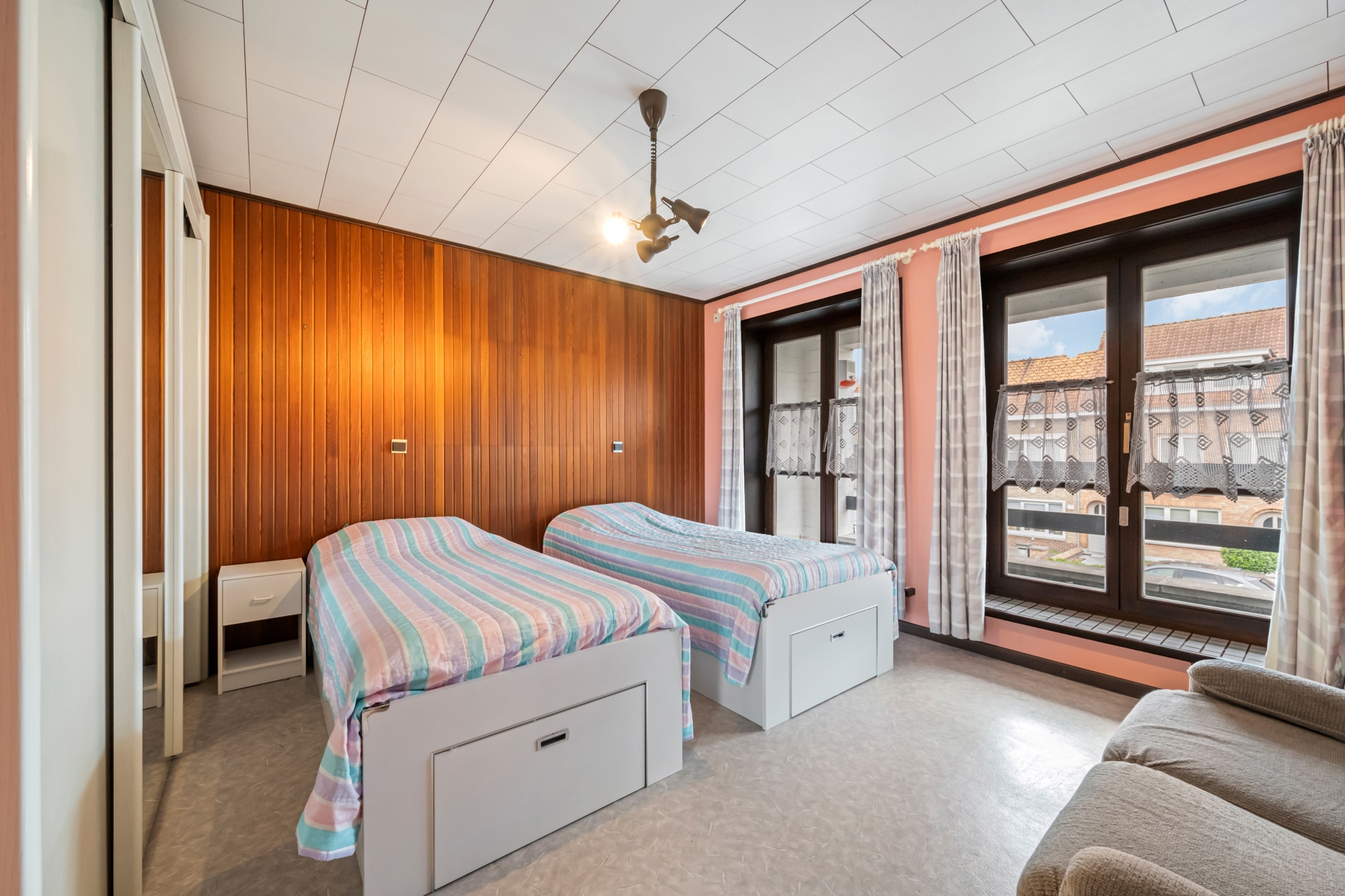 Ruime woning met tuin en bijgebouwen in het rustig Sint-Kruis.