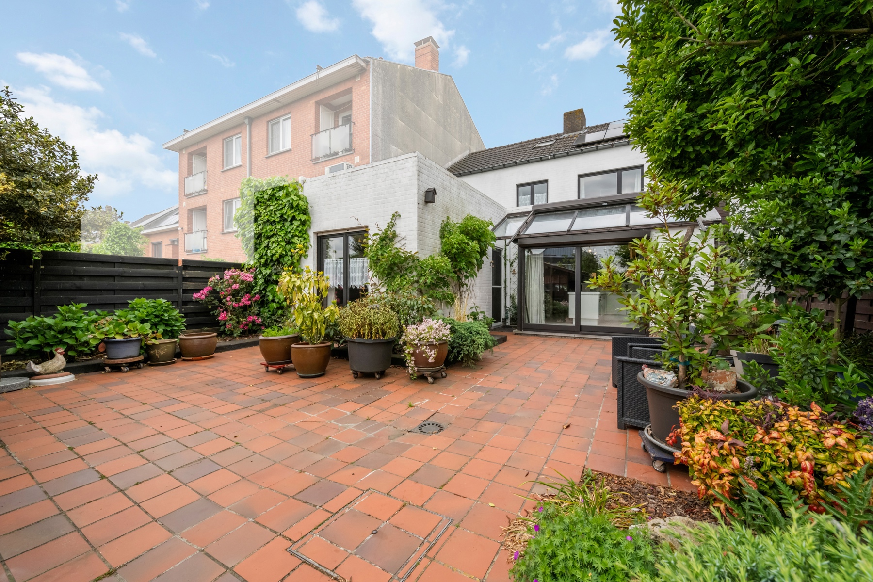 Ruime woning met tuin en bijgebouwen in het rustig Sint-Kruis.