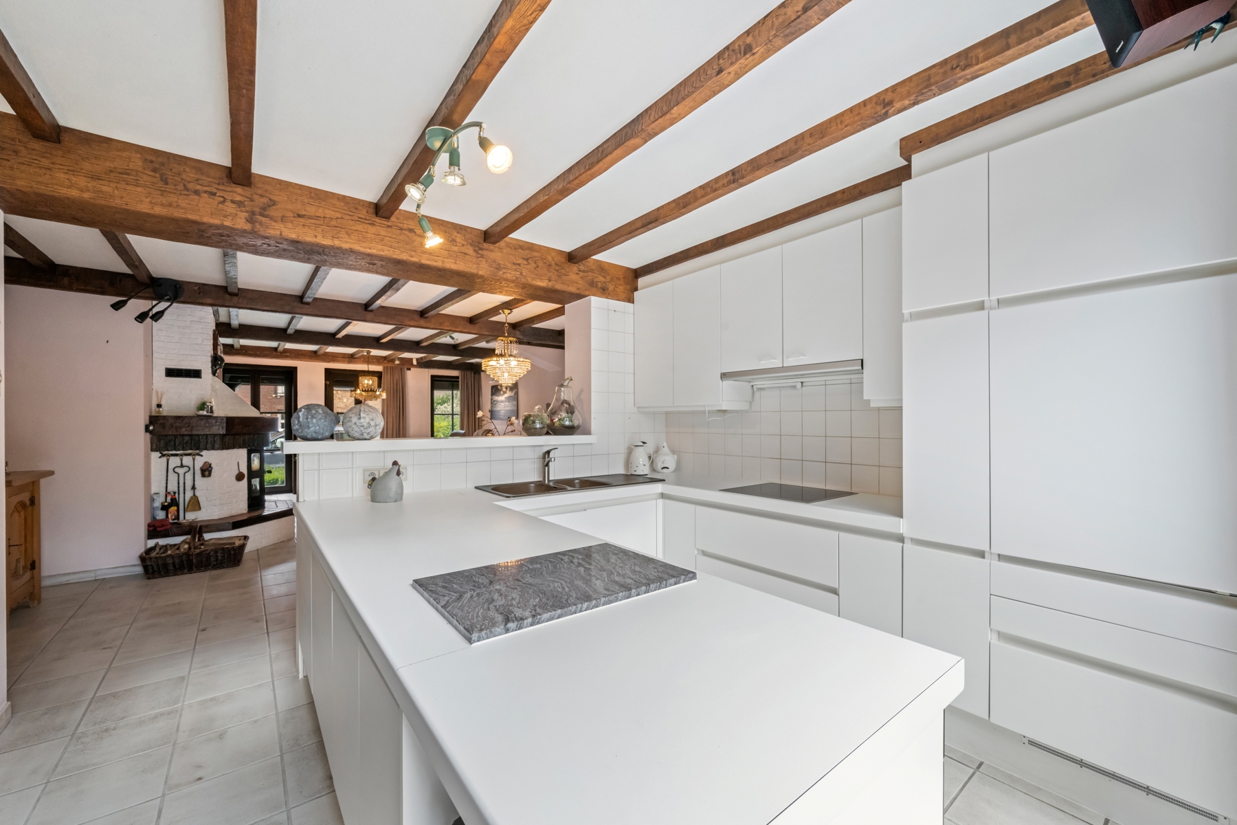 Ruime woning met tuin en bijgebouwen in het rustig Sint-Kruis.