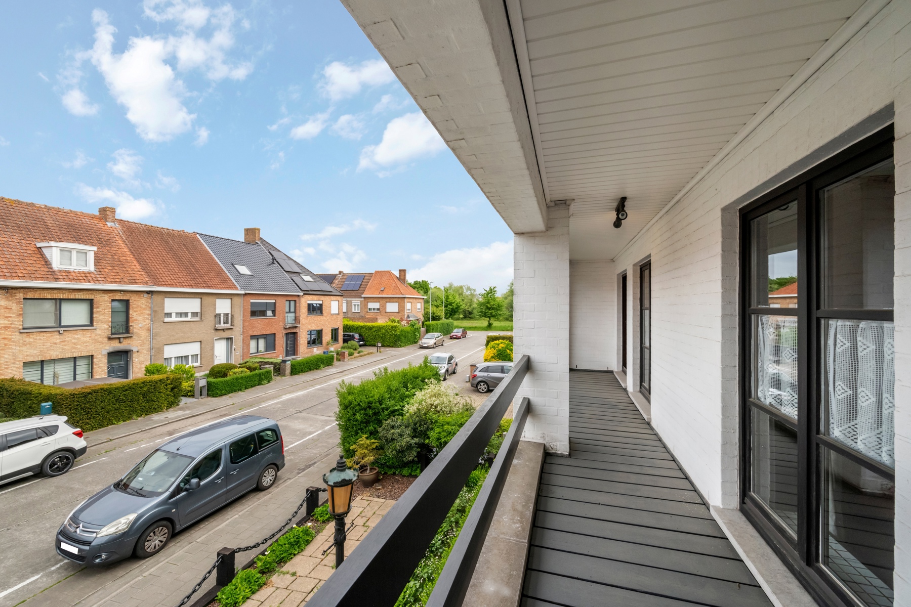 Ruime woning met tuin en bijgebouwen in het rustig Sint-Kruis.