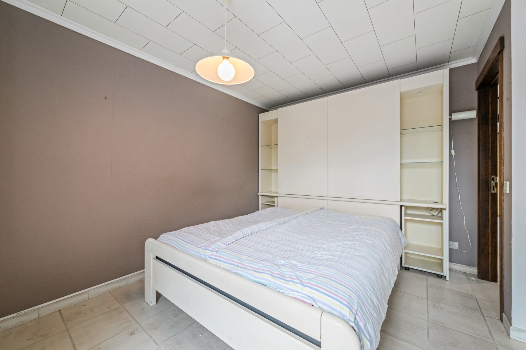 Ruime woning met tuin en bijgebouwen in het rustig Sint-Kruis.