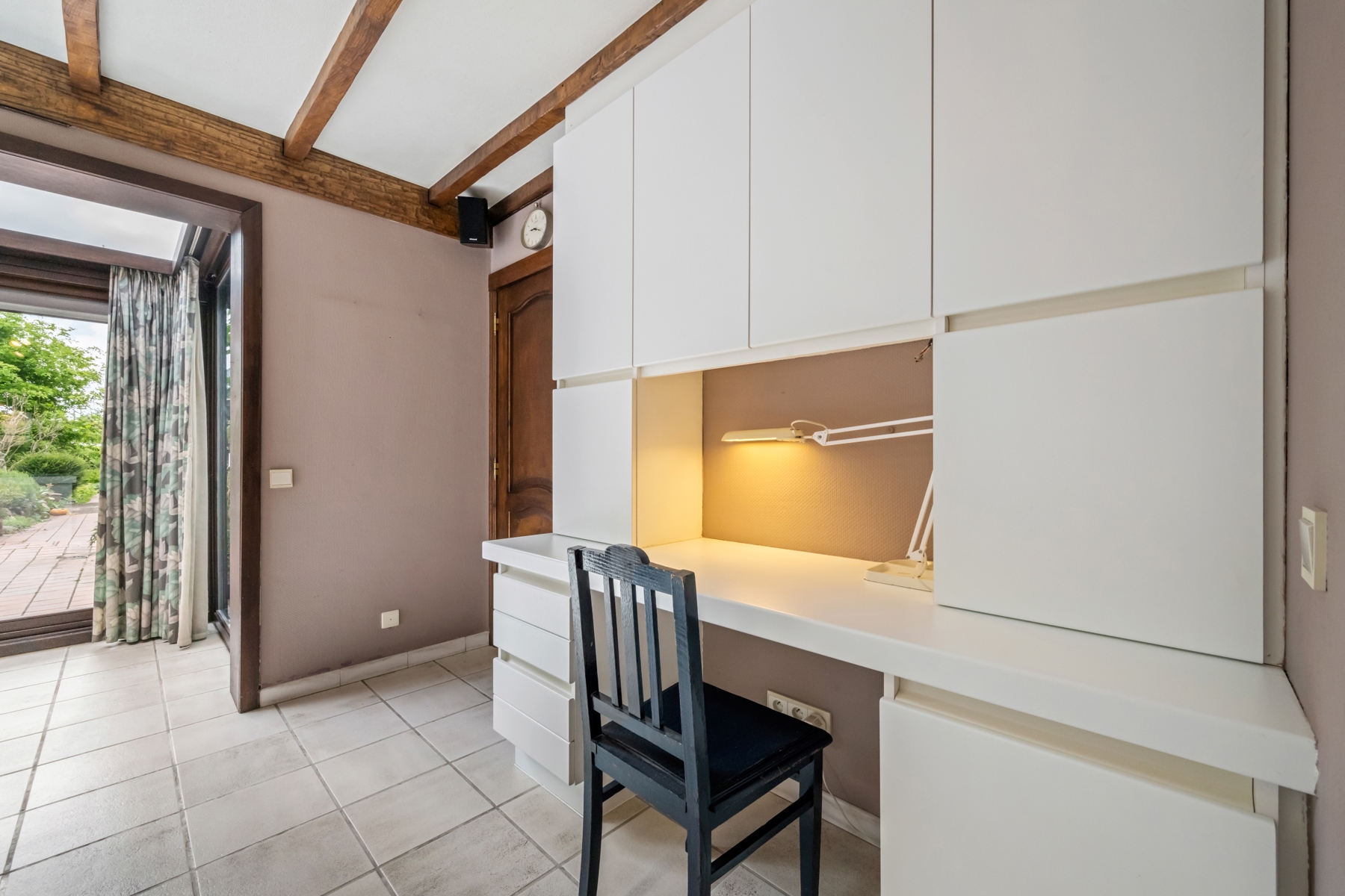 Ruime woning met tuin en bijgebouwen in het rustig Sint-Kruis.