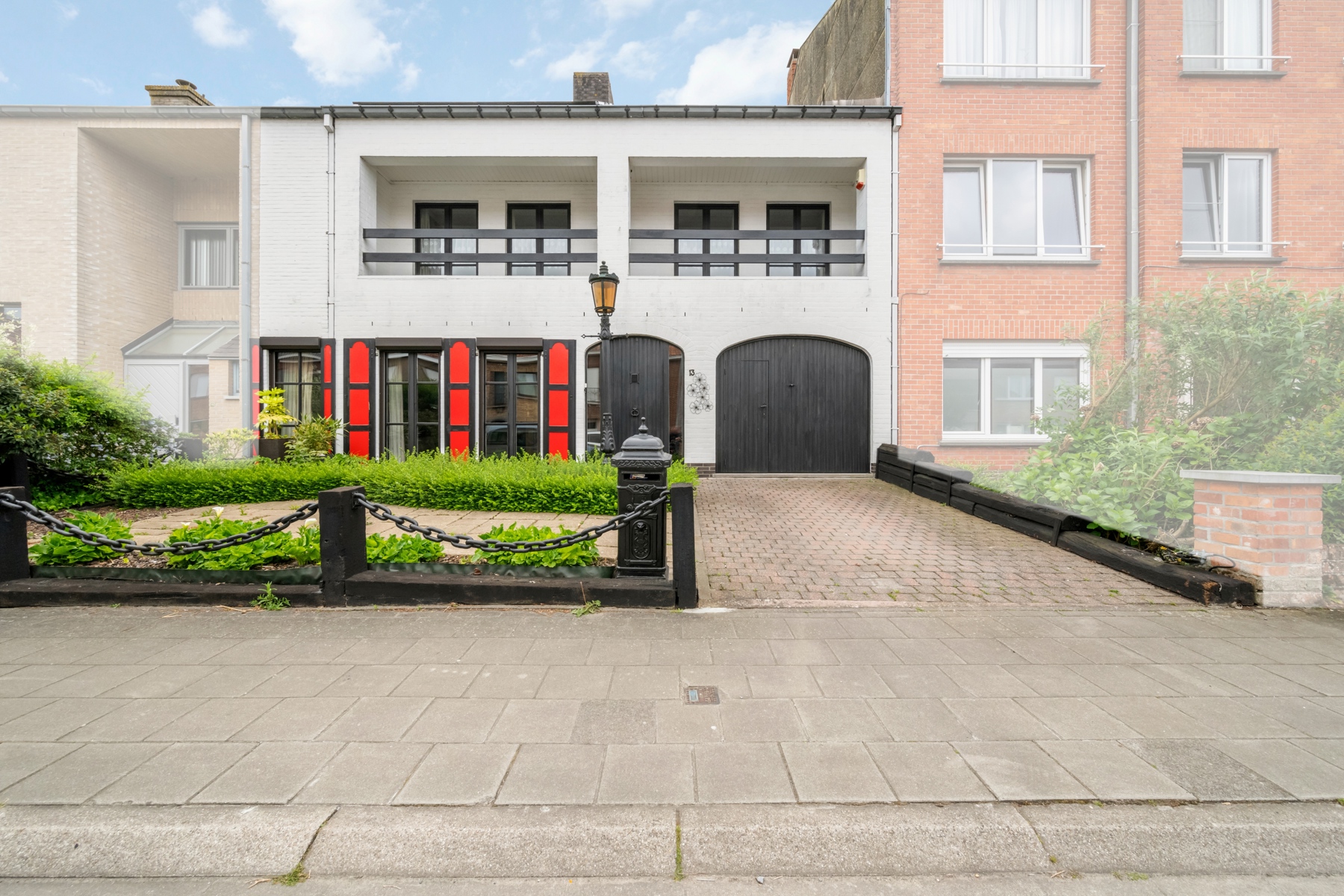 Ruime woning met tuin en bijgebouwen in het rustig Sint-Kruis.