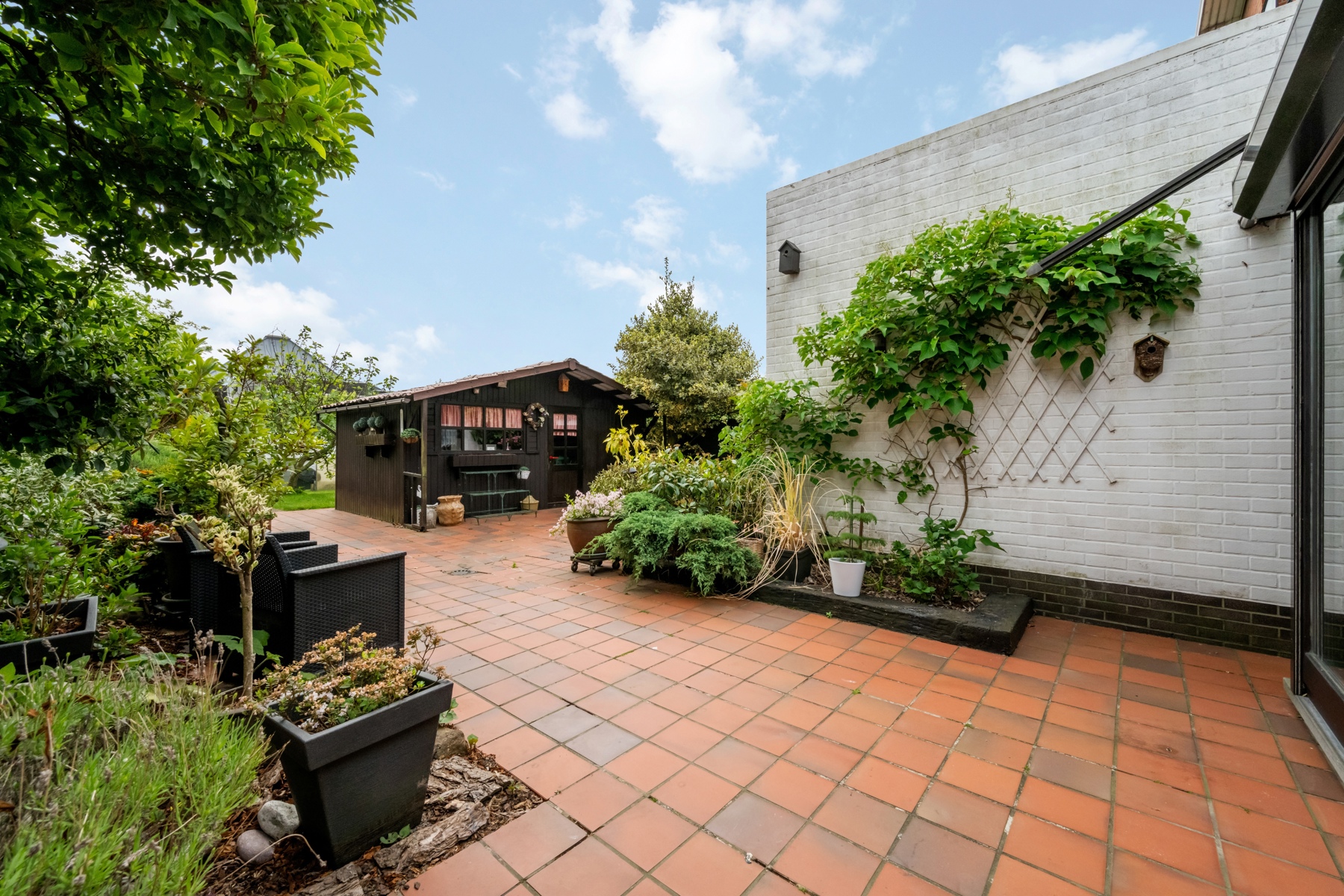 Ruime woning met tuin en bijgebouwen in het rustig Sint-Kruis.