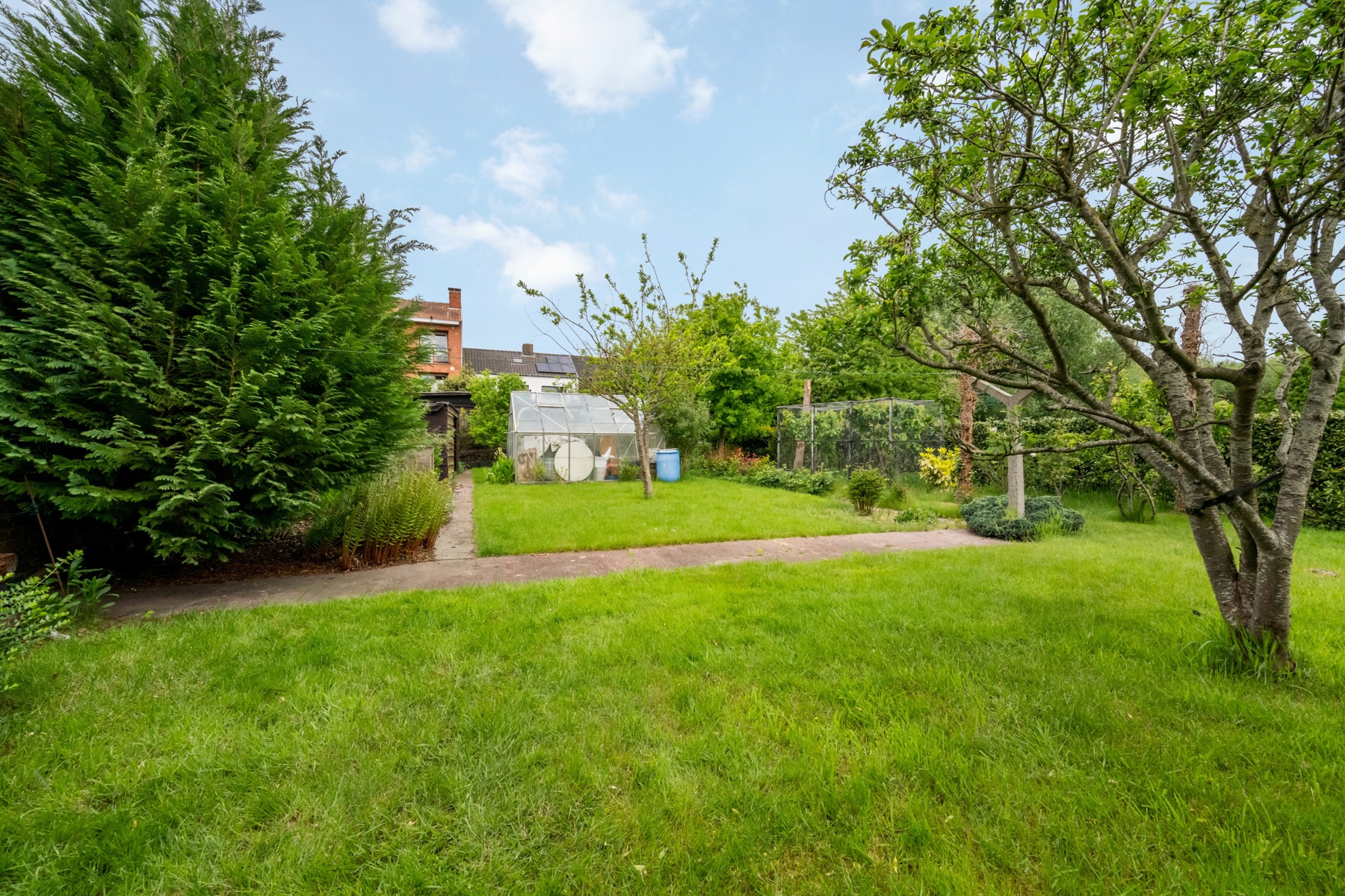 Ruime woning met tuin en bijgebouwen in het rustig Sint-Kruis.
