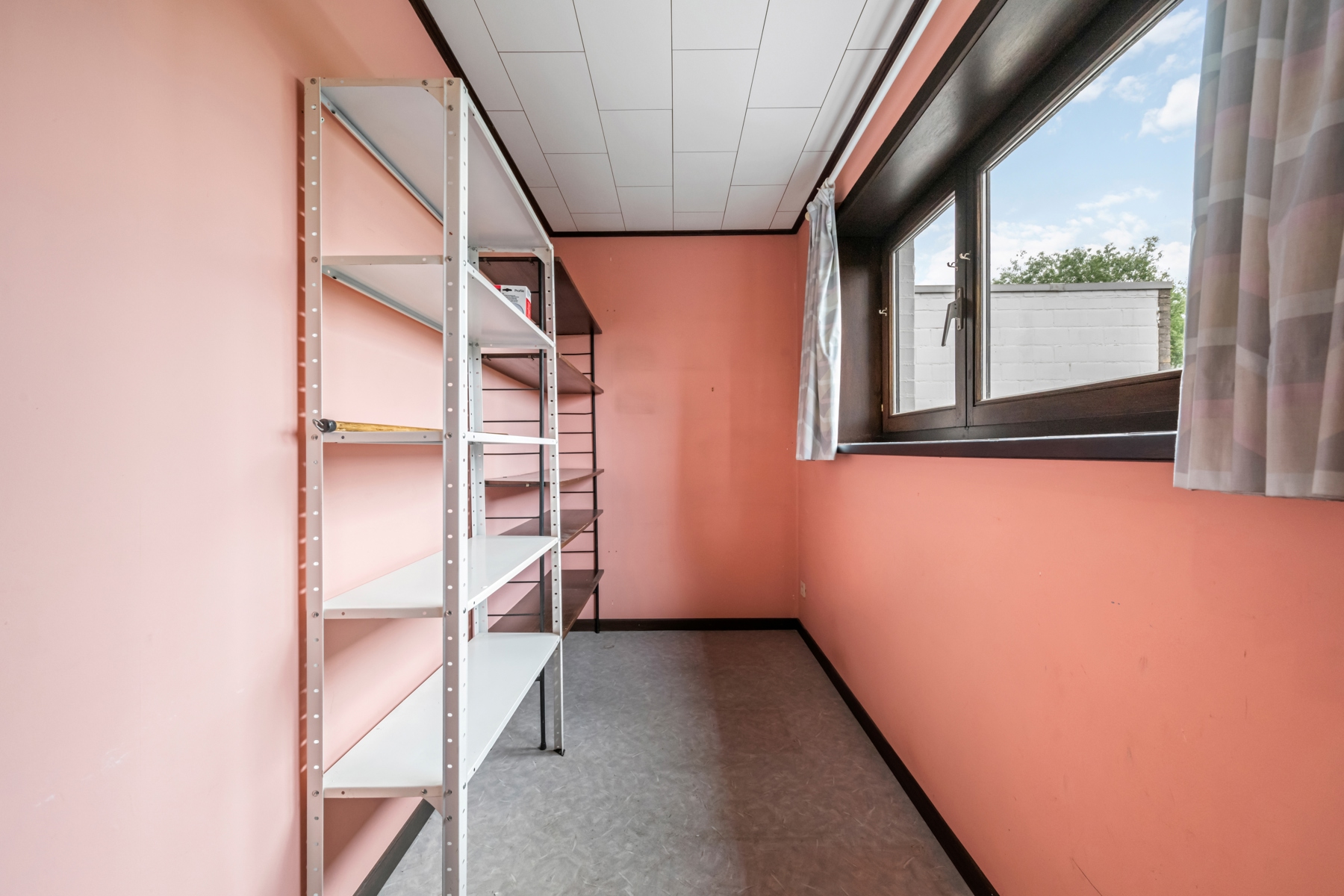 Ruime woning met tuin en bijgebouwen in het rustig Sint-Kruis.