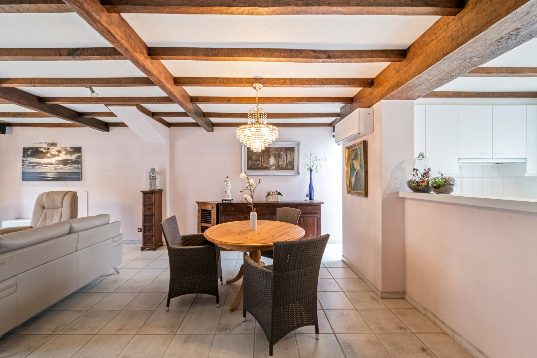 Ruime woning met tuin en bijgebouwen in het rustig Sint-Kruis.