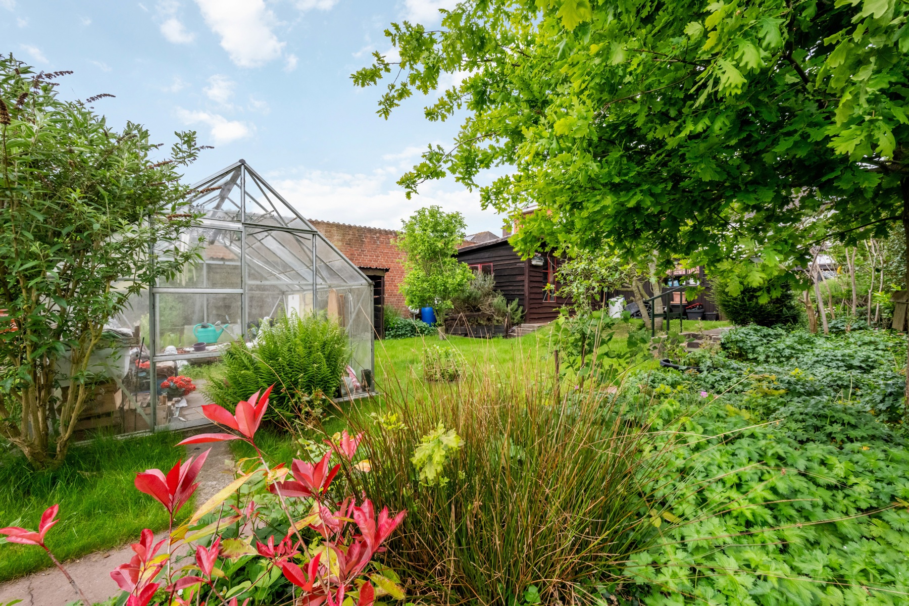 Ruime woning met tuin en bijgebouwen in het rustig Sint-Kruis.
