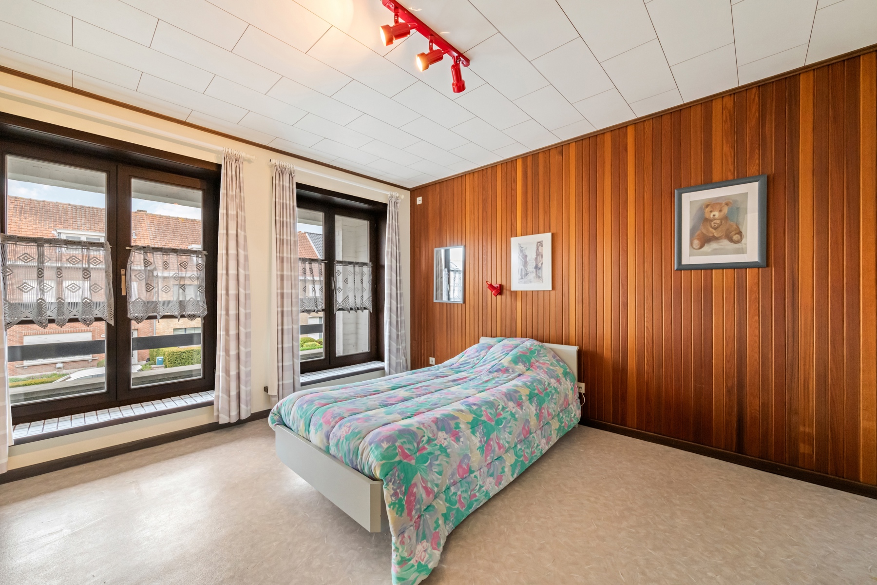Ruime woning met tuin en bijgebouwen in het rustig Sint-Kruis.