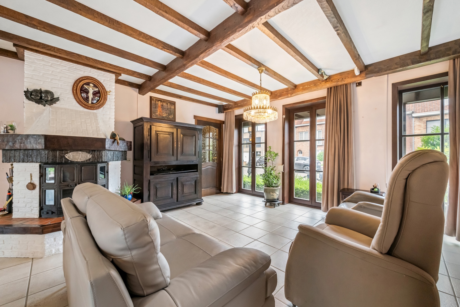 Ruime woning met tuin en bijgebouwen in het rustig Sint-Kruis.