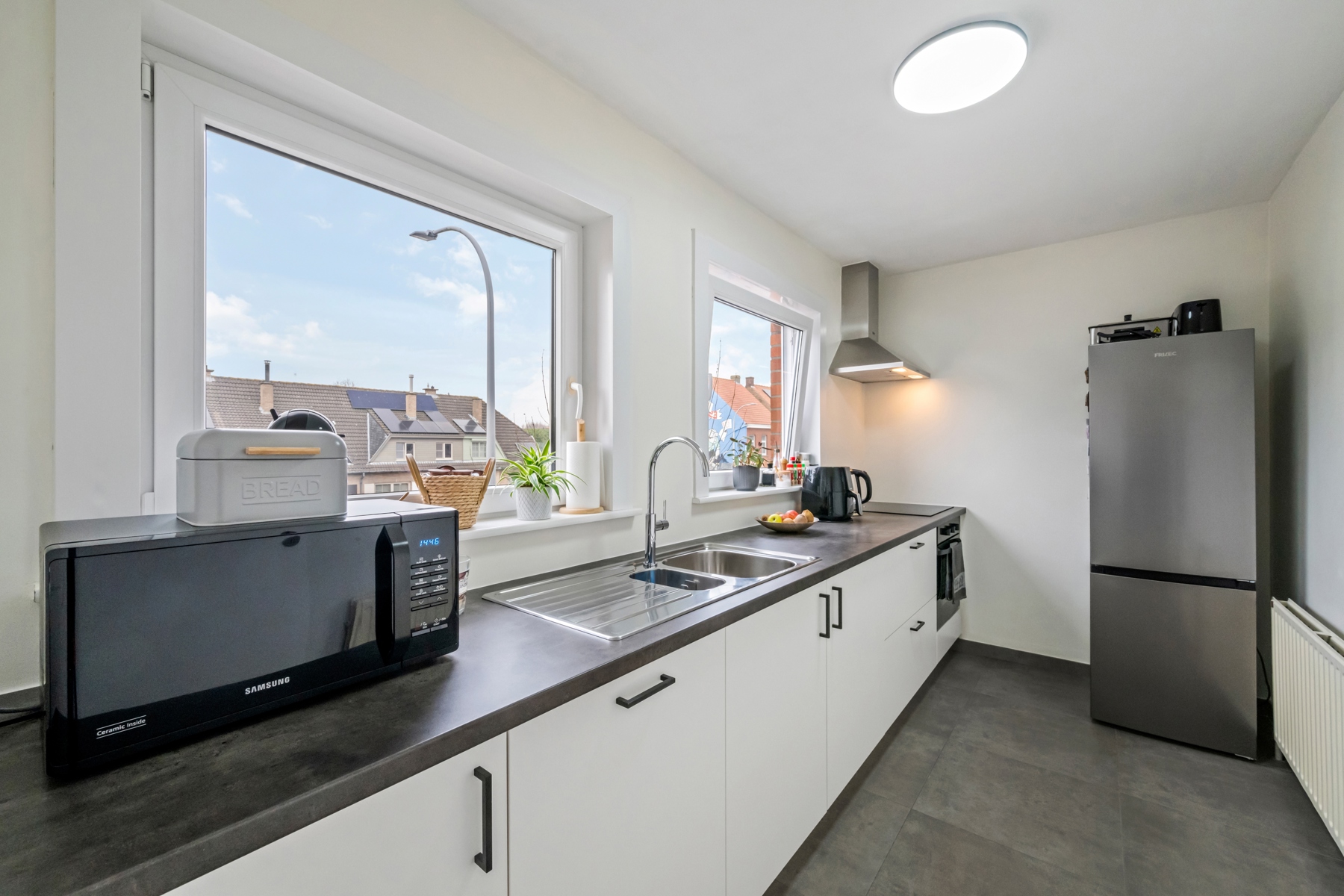 Instapklaar 2slpk-appartement met balkon in Assebroek.