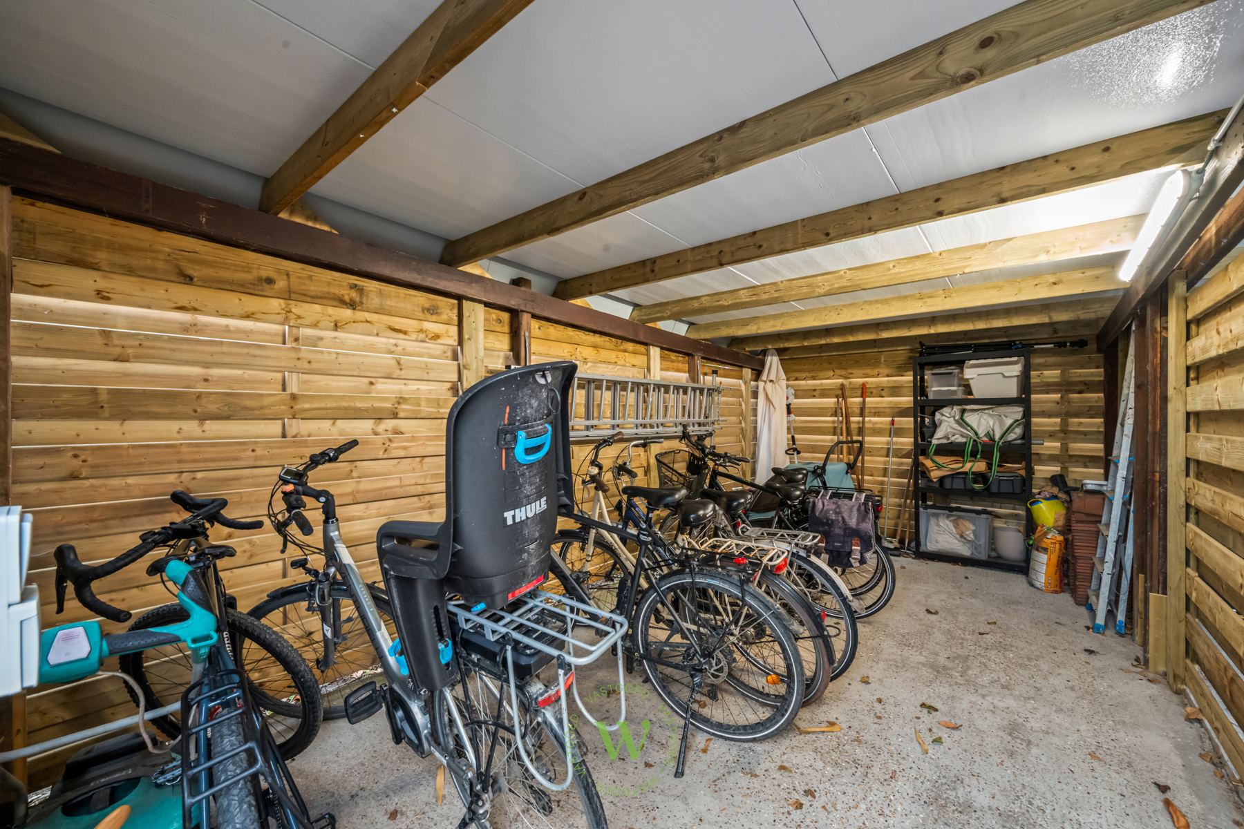 Lichtrijk duplexappartement met tuin en carport in Sijsele