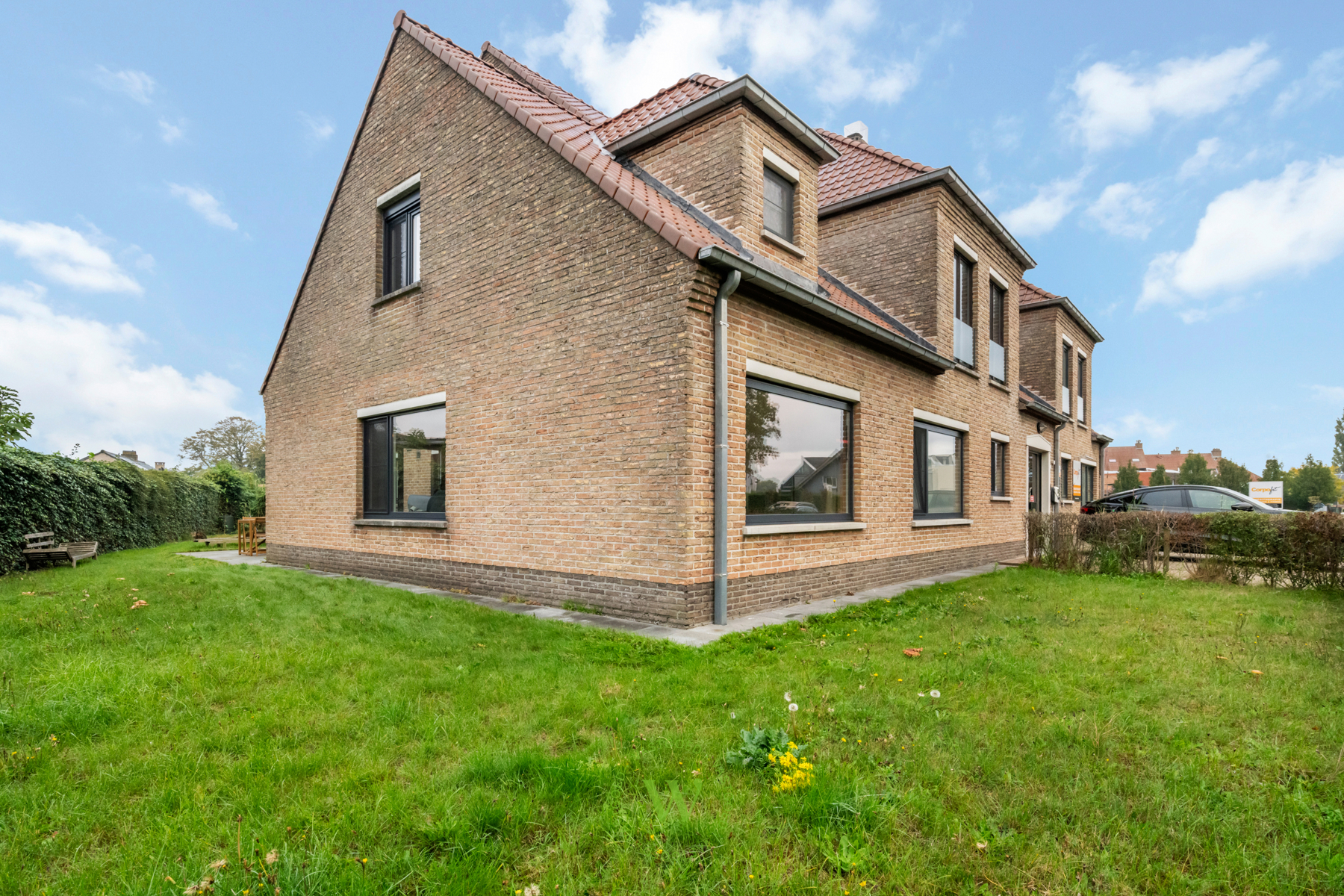 Lichtrijk duplexappartement met tuin en carport in Sijsele