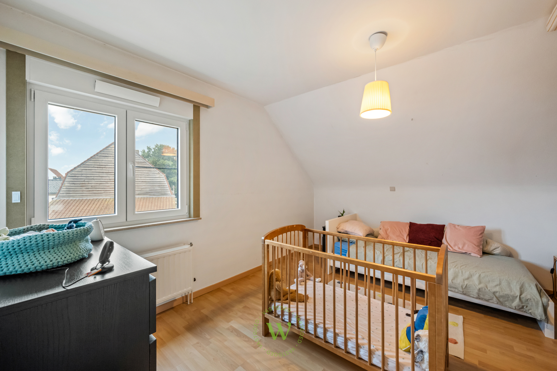 Lichtrijk duplexappartement met tuin en carport in Sijsele