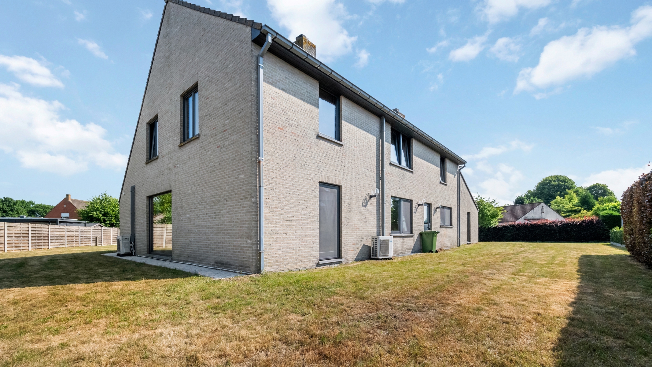 Sint-Kruis: Energiezuinige villa, royaal aan ruimte en licht.