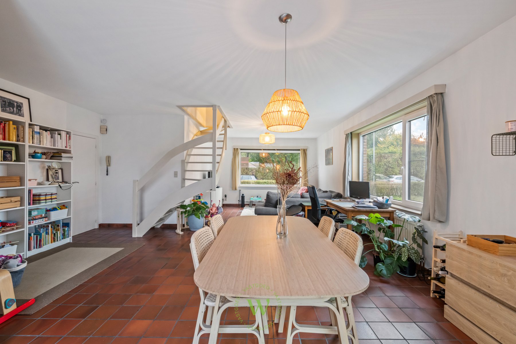 Lichtrijk duplexappartement met tuin en carport in Sijsele
