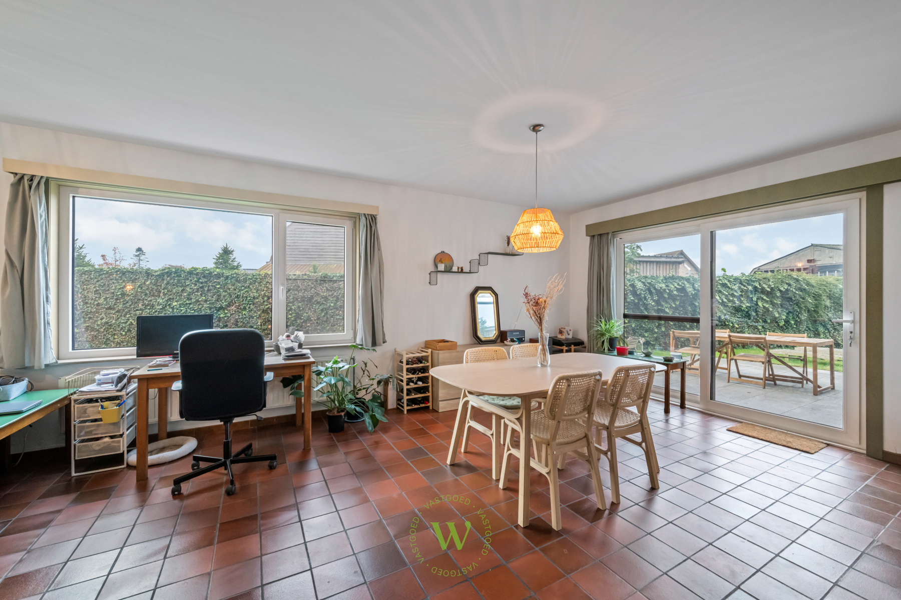 Lichtrijk duplexappartement met tuin en carport in Sijsele