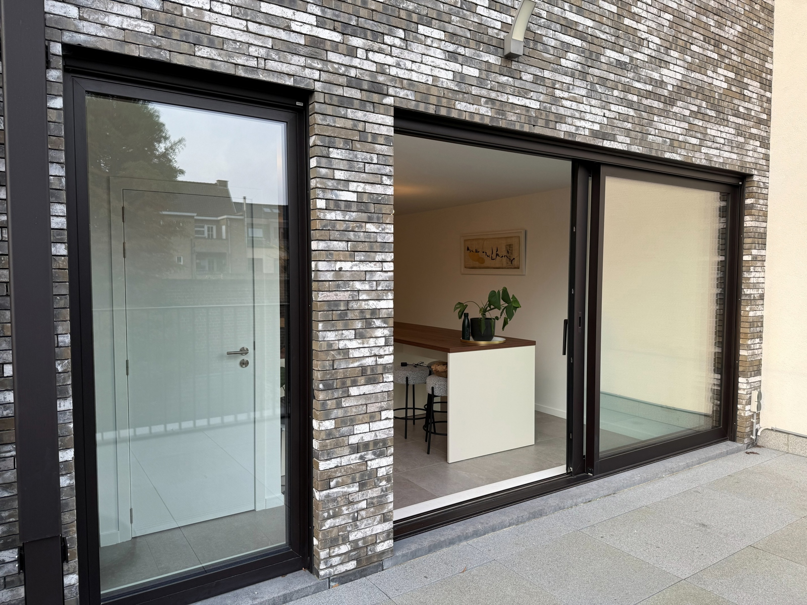 Prachtig duplex-app met terras en tuin, incl. inpandige garage.