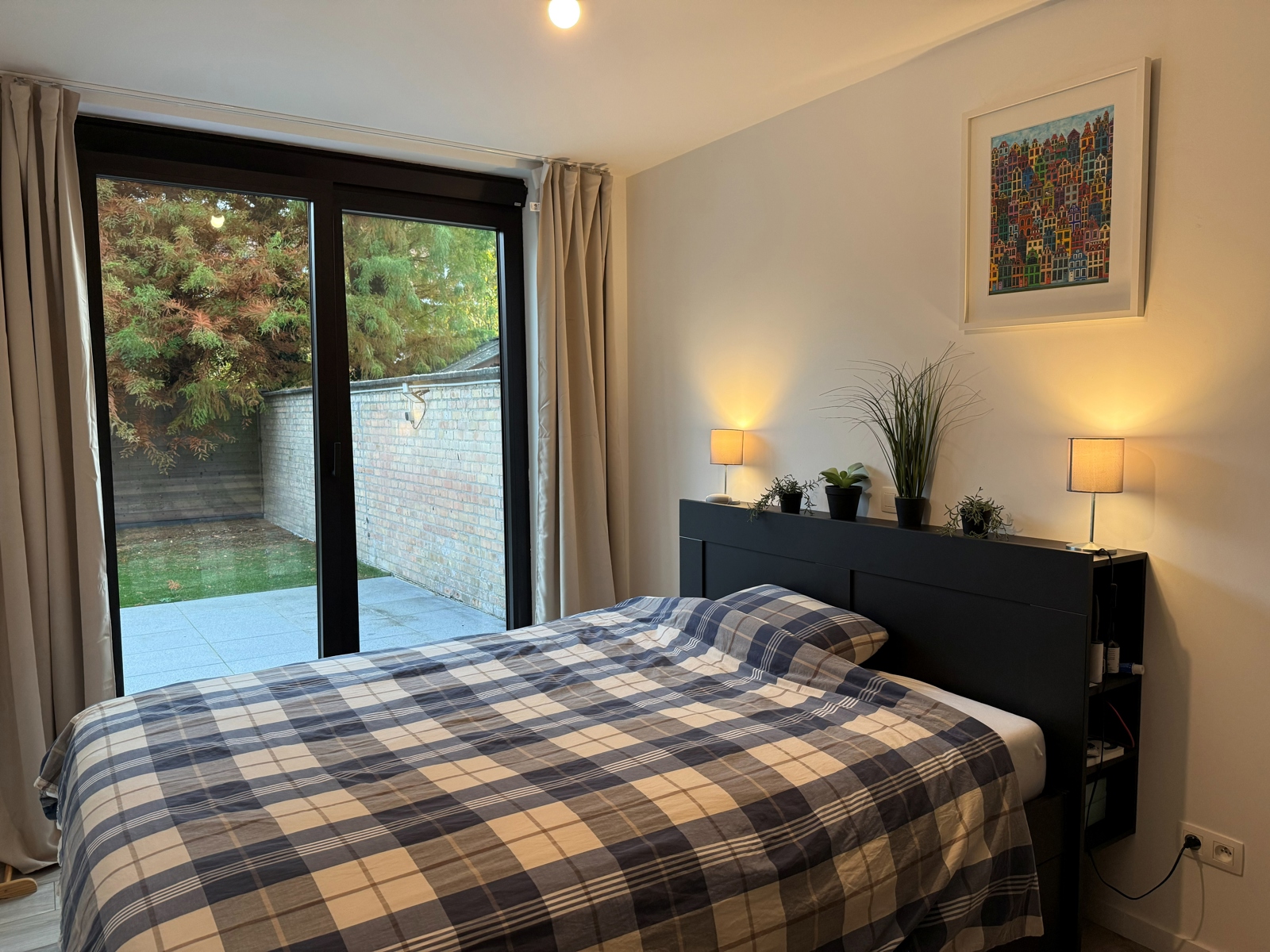 Prachtig duplex-app met terras en tuin, incl. inpandige garage.