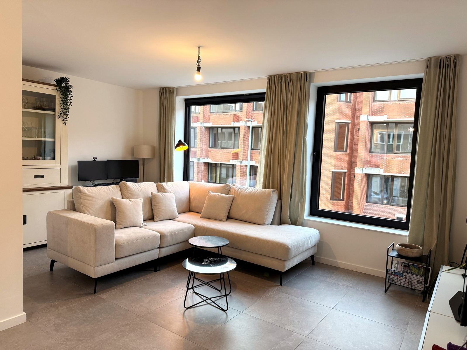 Prachtig duplex-app met terras en tuin, incl. inpandige garage.