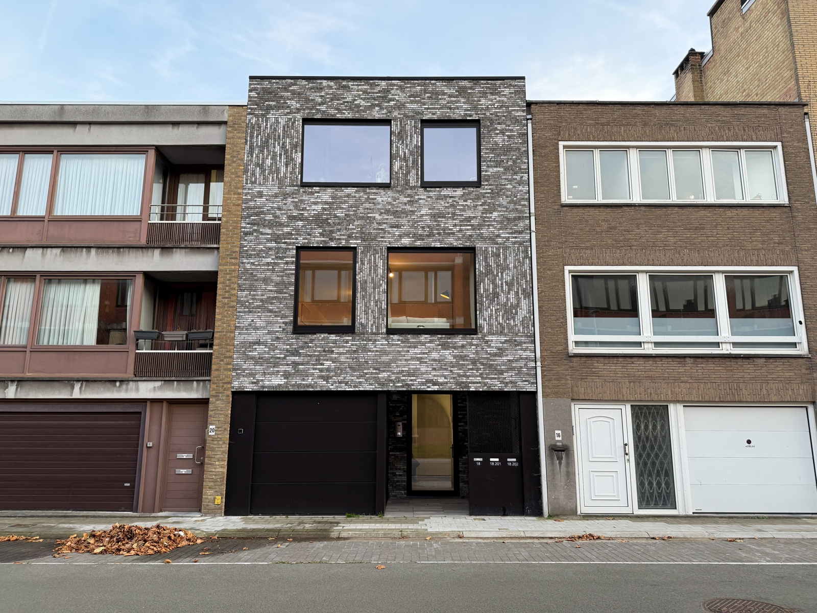 Prachtig duplex-app met terras en tuin, incl. inpandige garage.