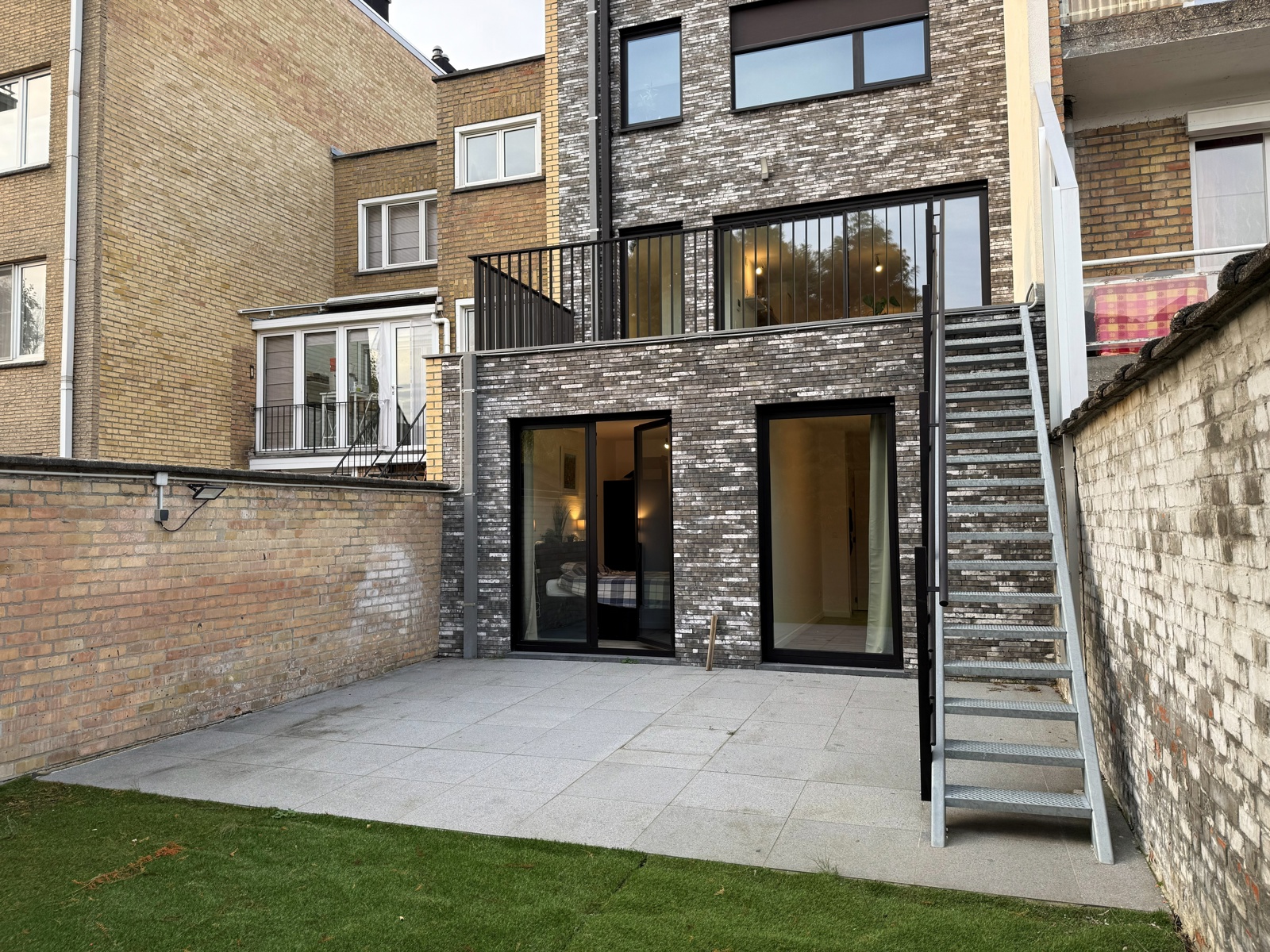 Prachtig duplex-app met terras en tuin, incl. inpandige garage.