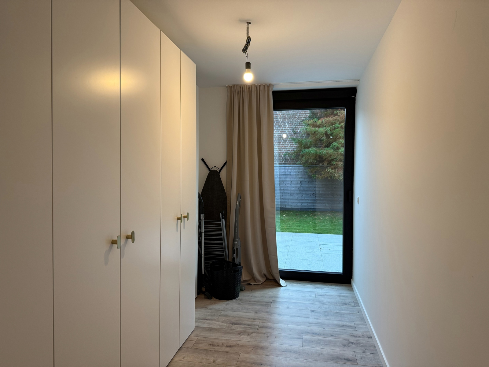 Prachtig duplex-app met terras en tuin, incl. inpandige garage.