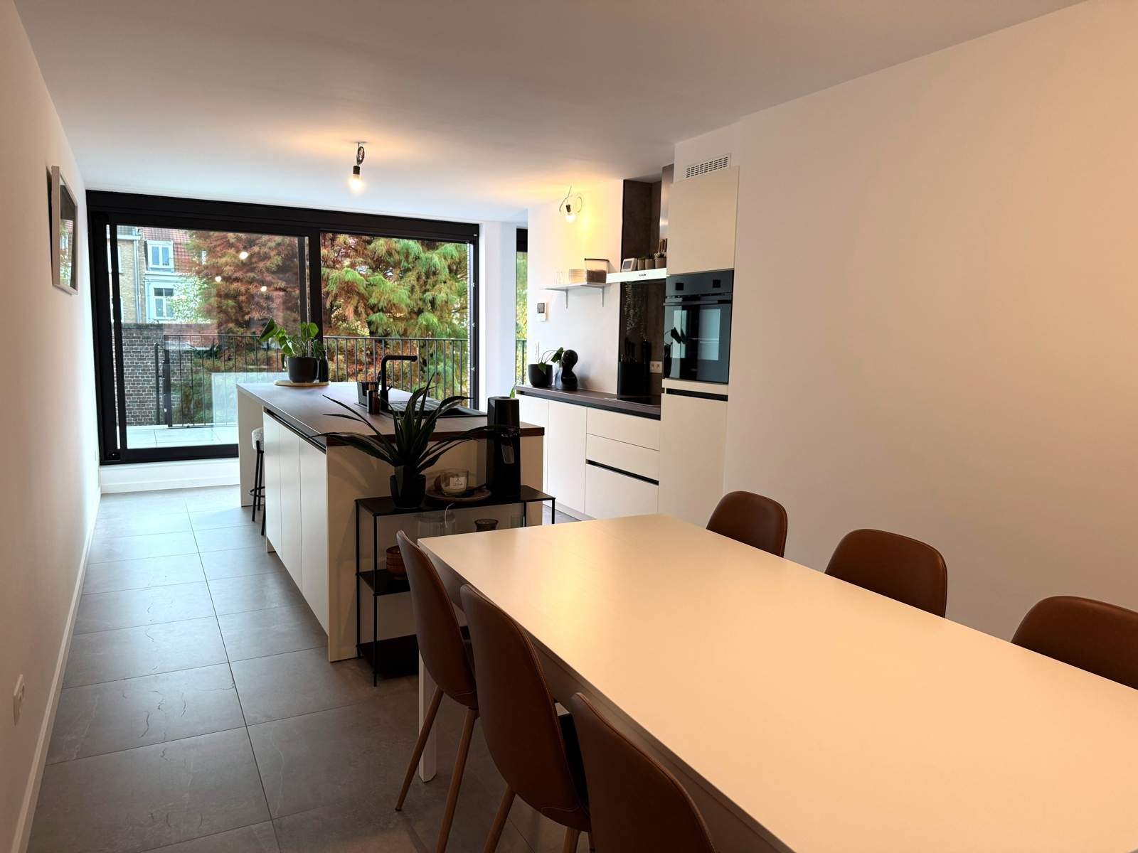 Prachtig duplex-app met terras en tuin, incl. inpandige garage.