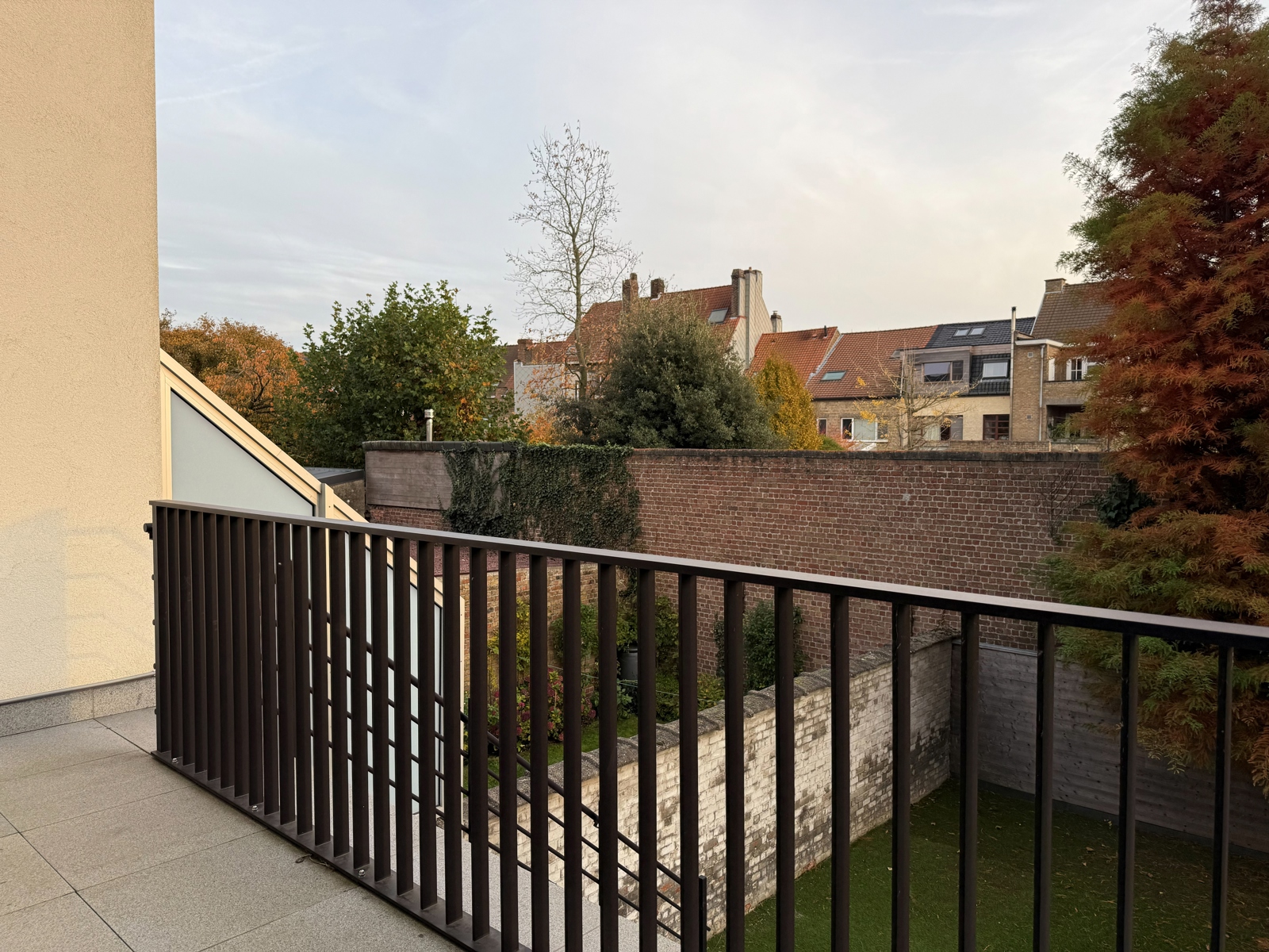 Prachtig duplex-app met terras en tuin, incl. inpandige garage.