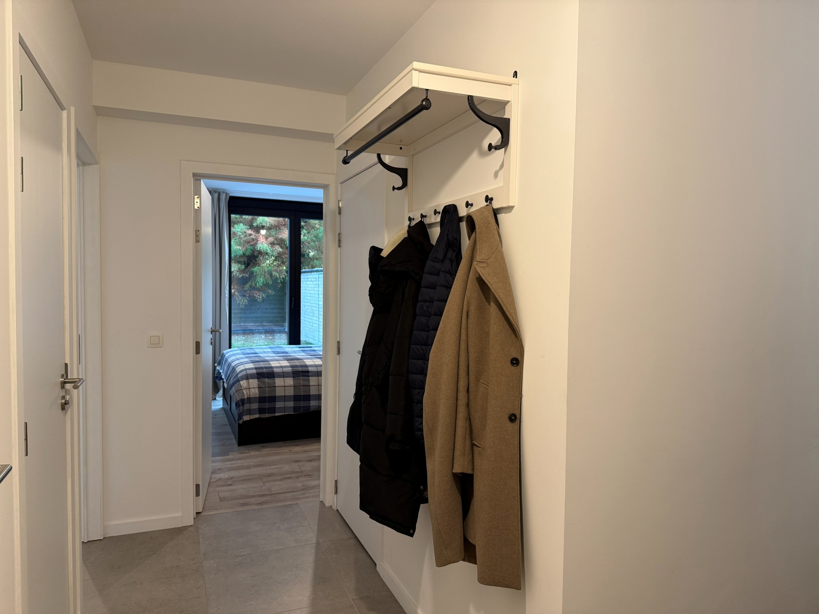 Prachtig duplex-app met terras en tuin, incl. inpandige garage.