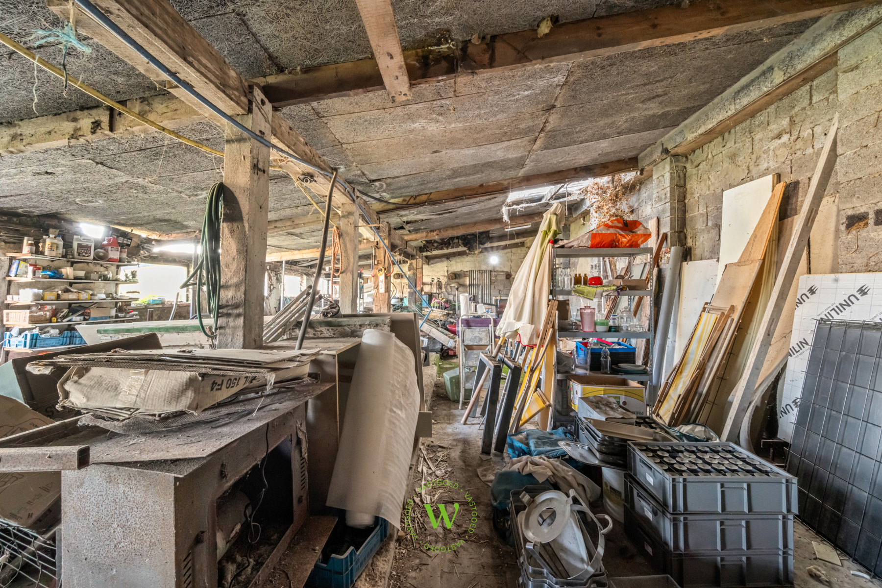 Af te werken woning met ruim bijgebouw te Ruddervoorde