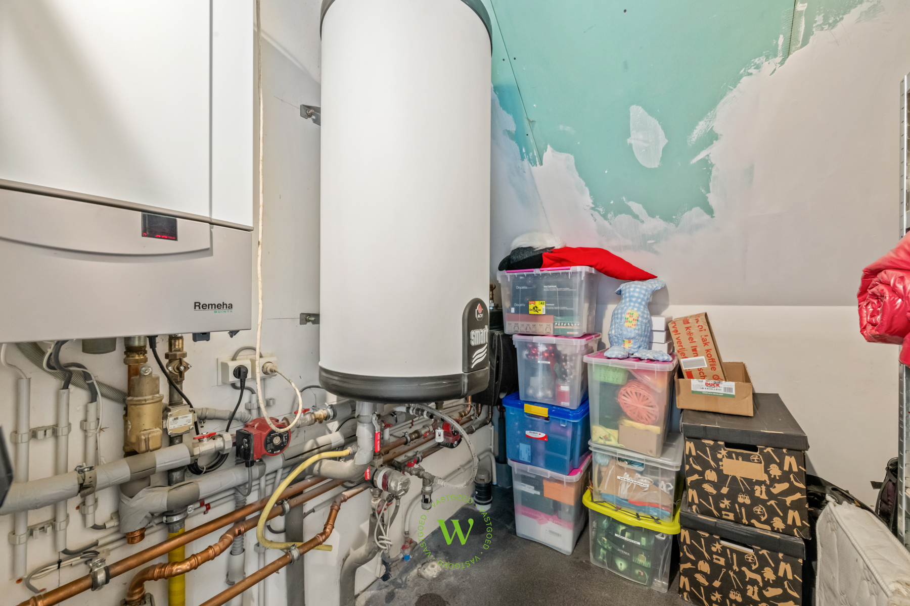 Af te werken woning met ruim bijgebouw te Ruddervoorde