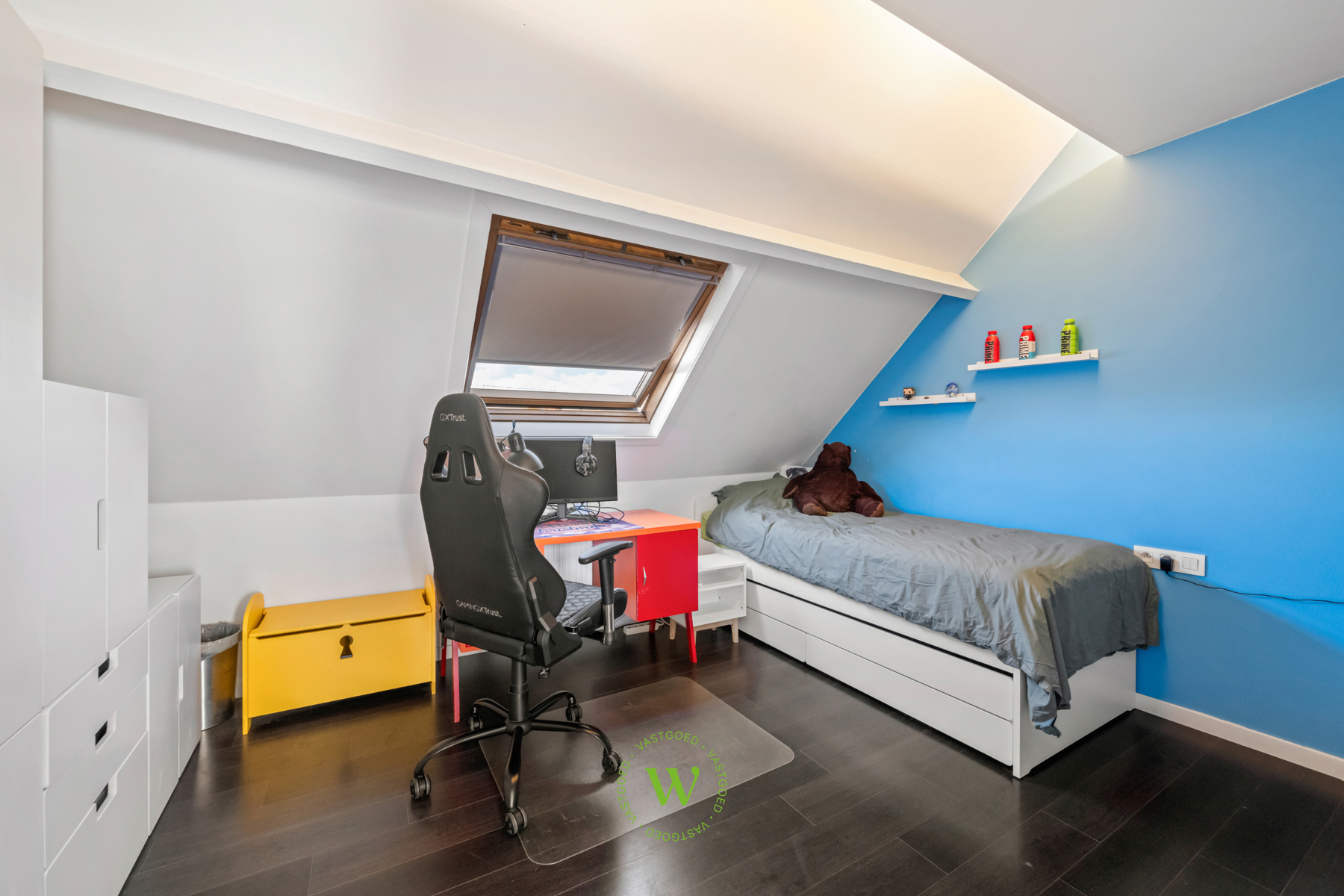 Af te werken woning met ruim bijgebouw te Ruddervoorde