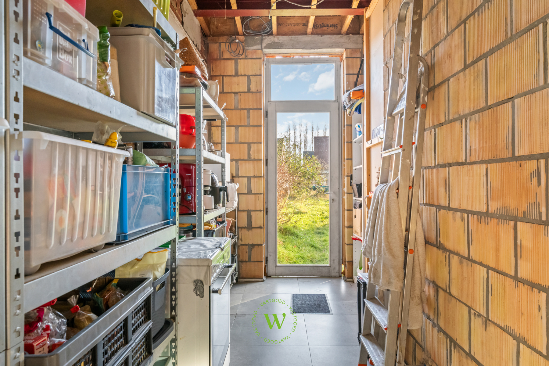 Af te werken woning met ruim bijgebouw te Ruddervoorde