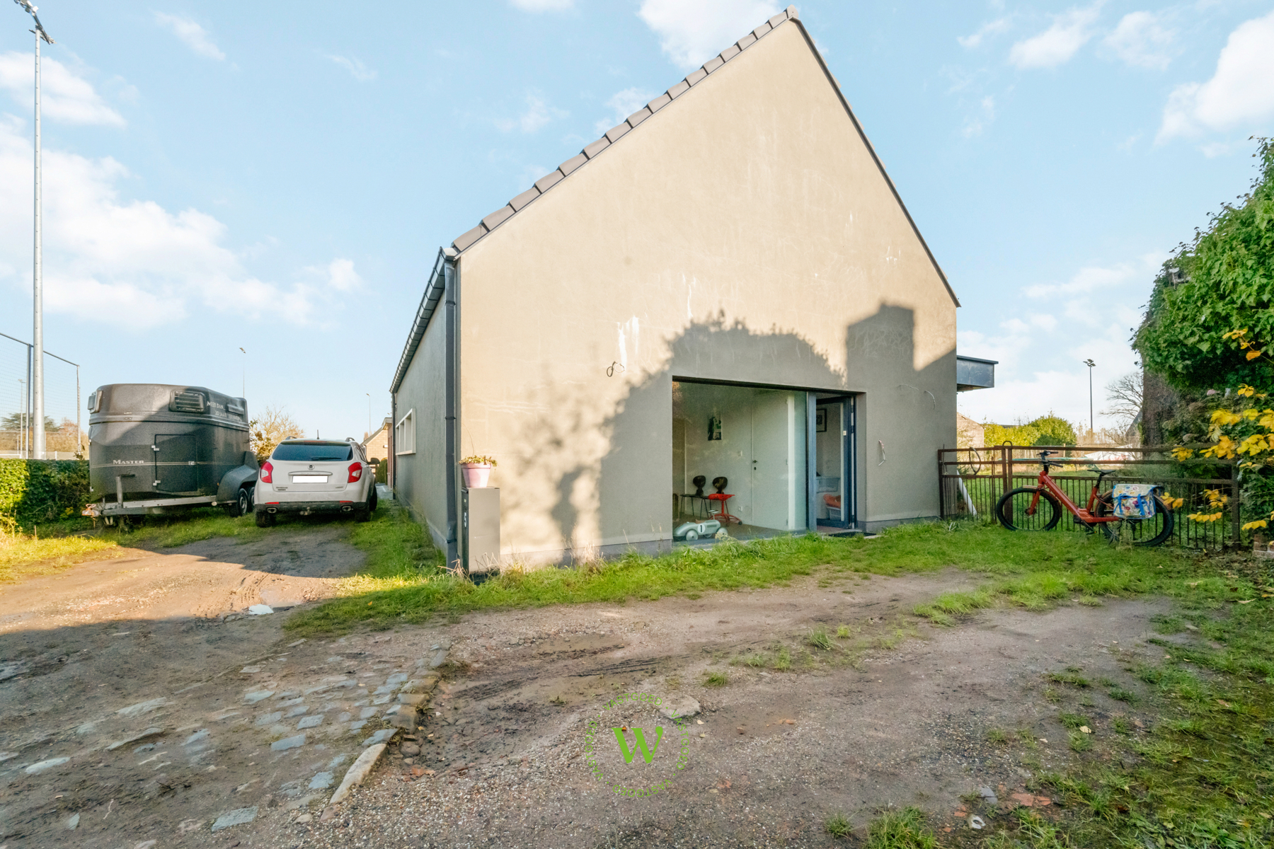 Af te werken woning met ruim bijgebouw te Ruddervoorde