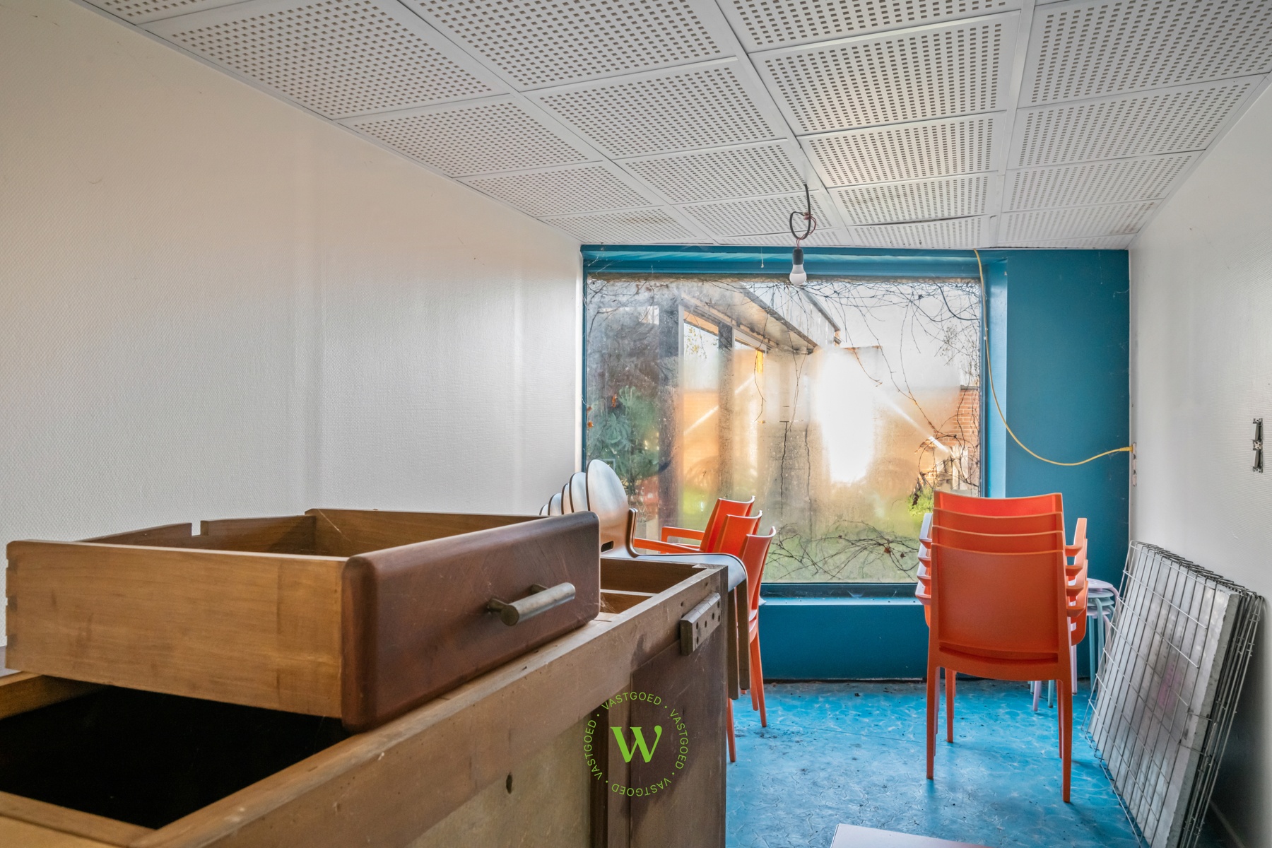 Af te werken woning met ruim bijgebouw te Ruddervoorde