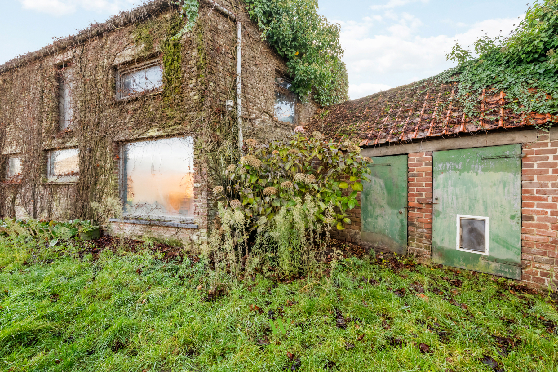 Af te werken woning met ruim bijgebouw te Ruddervoorde