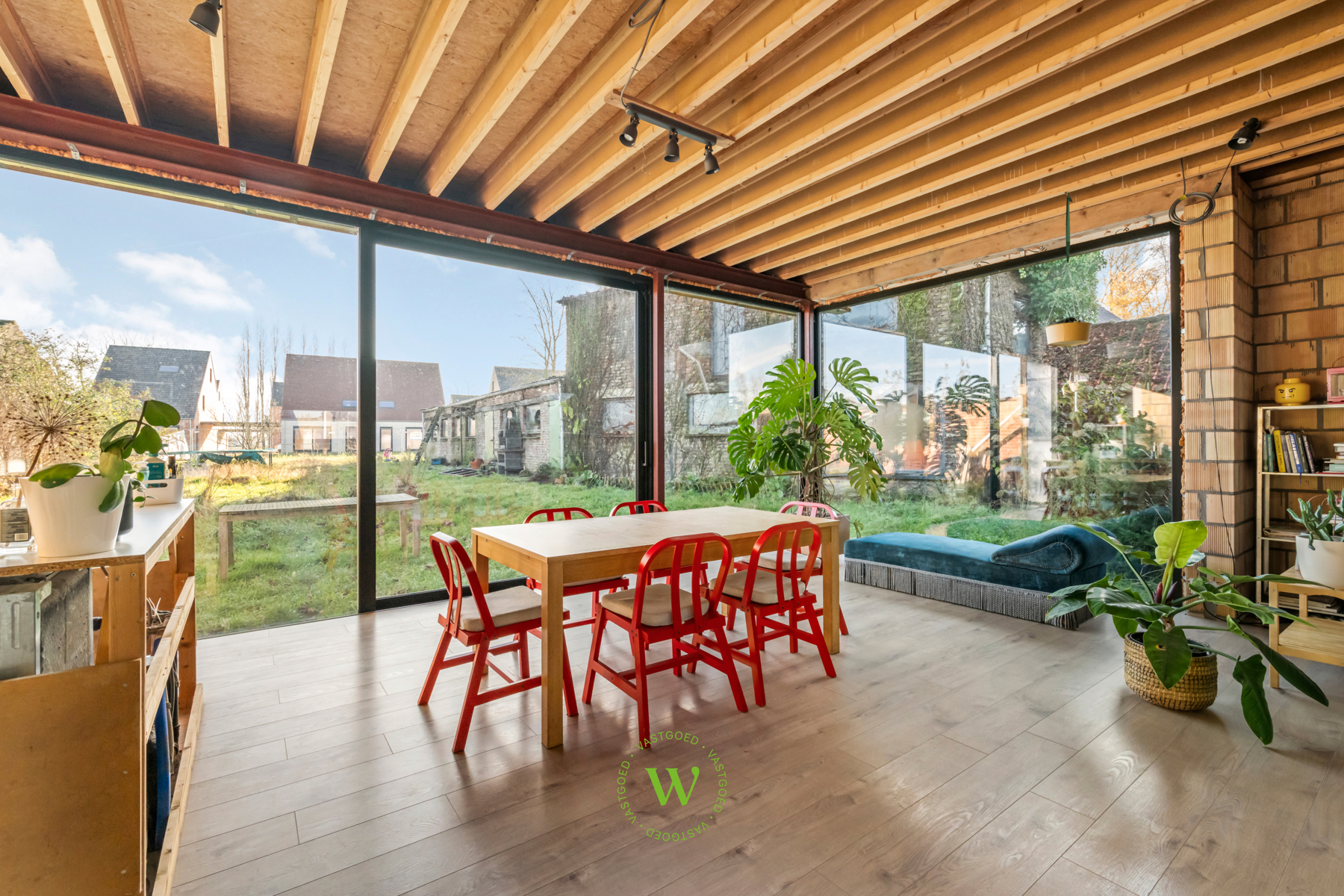 Af te werken woning met ruim bijgebouw te Ruddervoorde