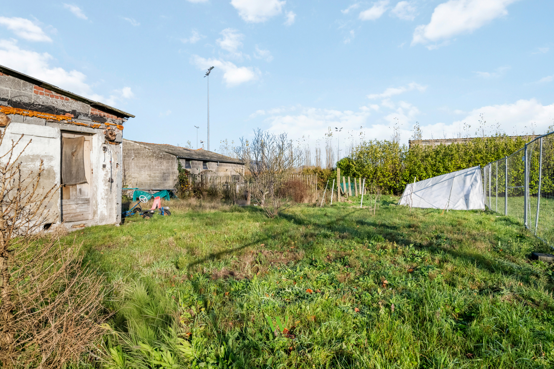 Af te werken woning met ruim bijgebouw te Ruddervoorde