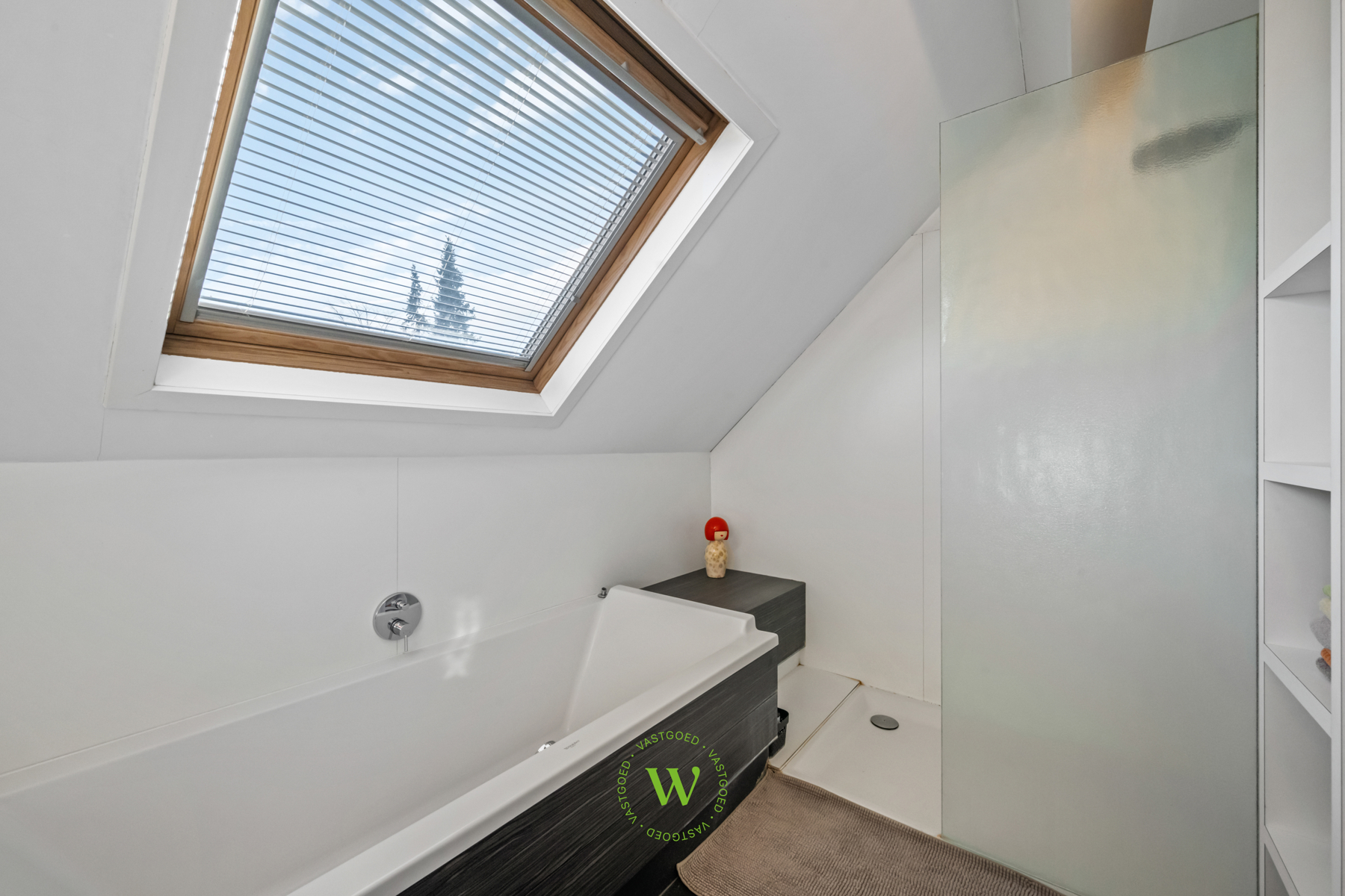 Af te werken woning met ruim bijgebouw te Ruddervoorde