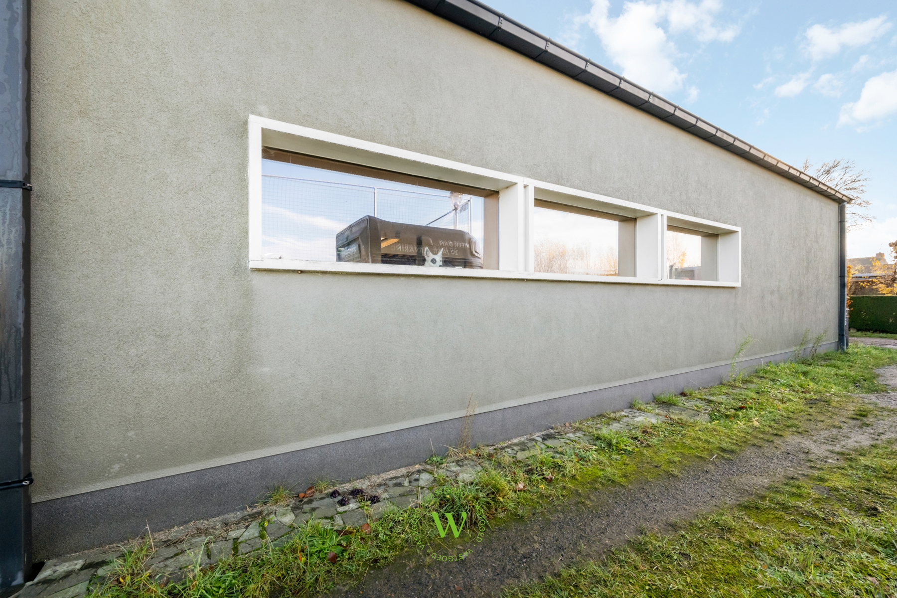 Af te werken woning met ruim bijgebouw te Ruddervoorde