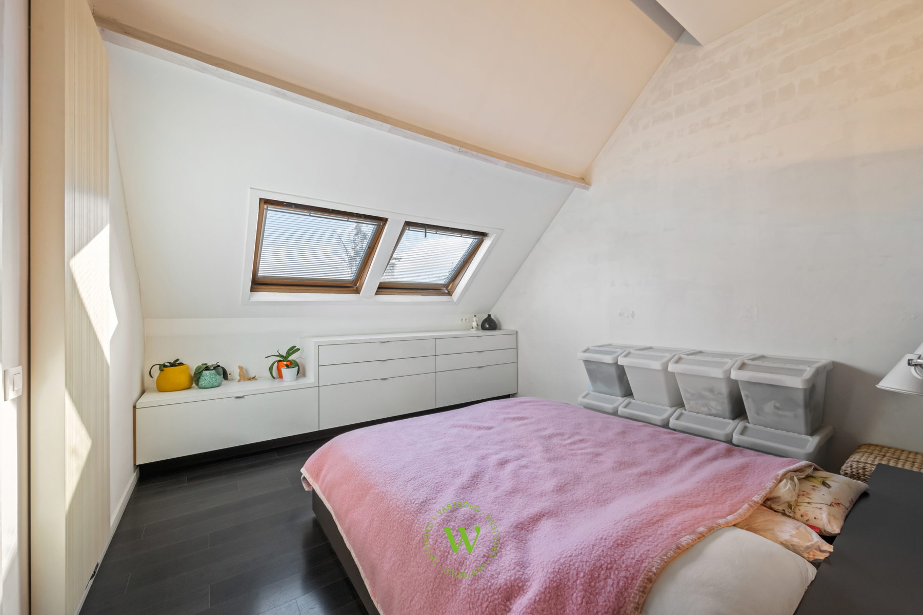 Af te werken woning met ruim bijgebouw te Ruddervoorde