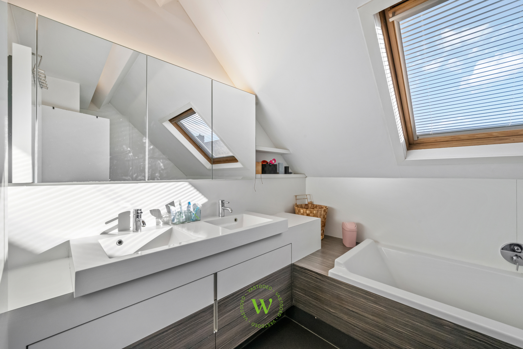 Af te werken woning met ruim bijgebouw te Ruddervoorde