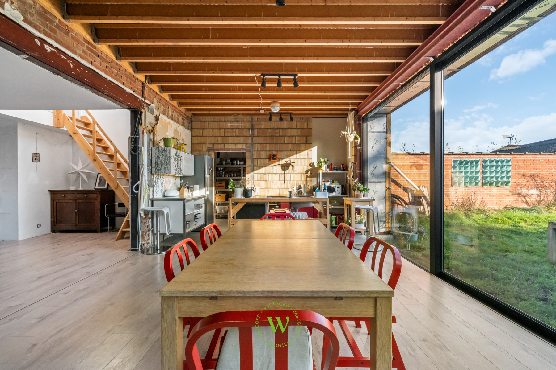 Af te werken woning met ruim bijgebouw te Ruddervoorde