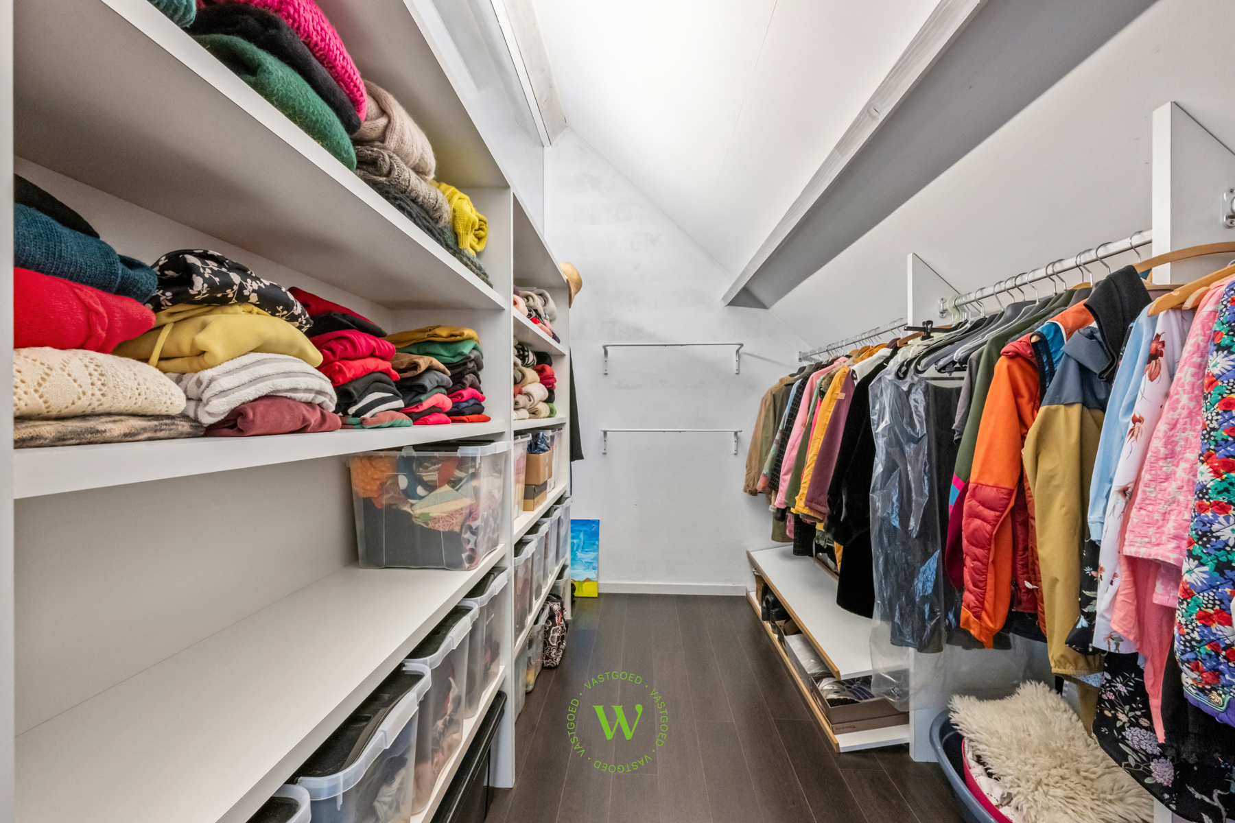 Af te werken woning met ruim bijgebouw te Ruddervoorde